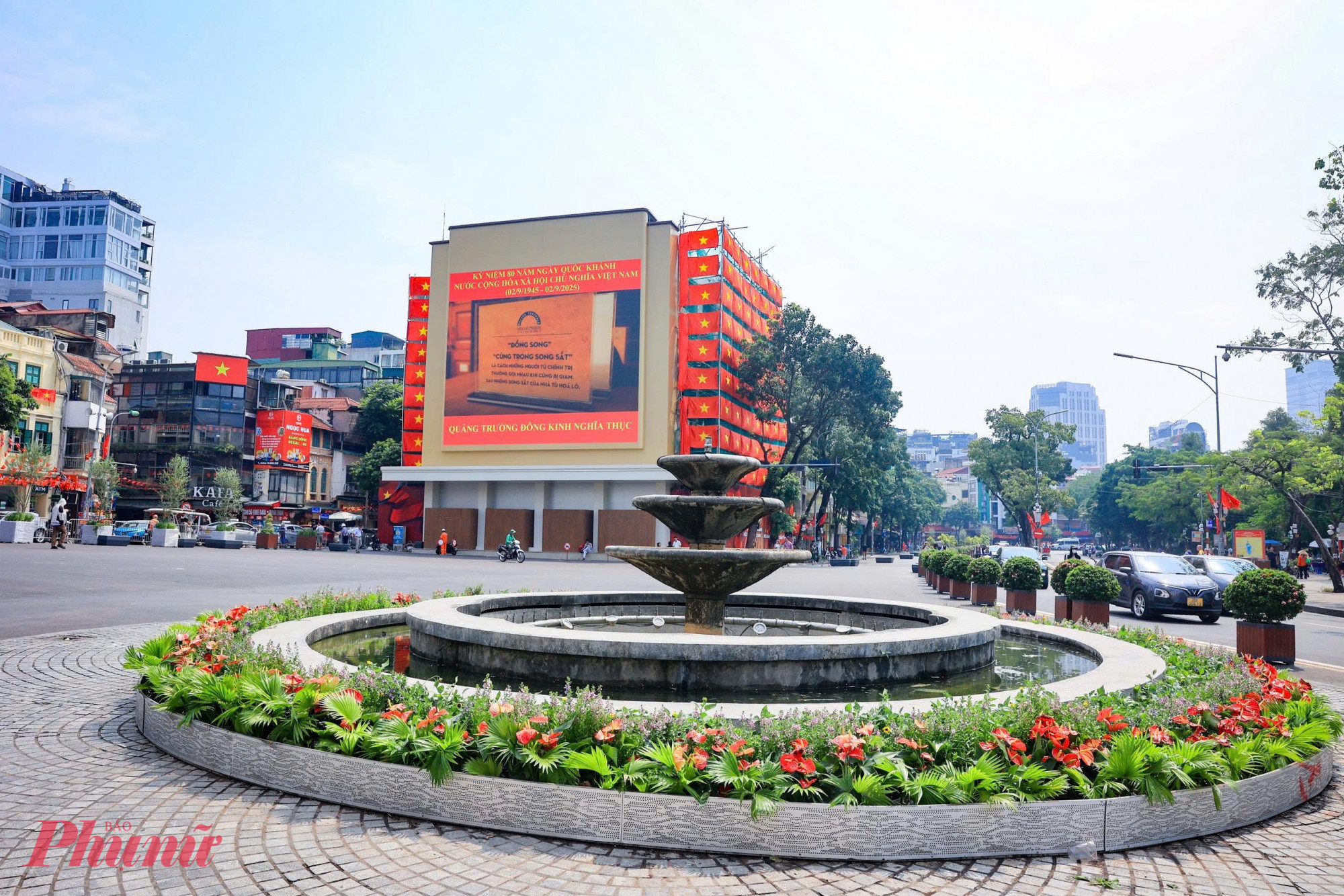 Trước đ&acirc;y, khu vực n&agrave;y từng nổi tiếng với t&ograve;a nh&agrave; H&agrave;m C&aacute; Mập tại số 7-9 phố Đinh Ti&ecirc;n Ho&agrave;ng (phường Ho&agrave;n Kiếm, nay đ&atilde; được lắp đặt m&agrave;n h&igrave;nh LED khổ lớn, vừa phục vụ c&ocirc;ng t&aacute;c tuy&ecirc;n truyền, quảng b&aacute; h&igrave;nh ảnh, vừa tạo điểm nhấn thị gi&aacute;c ấn tượng.