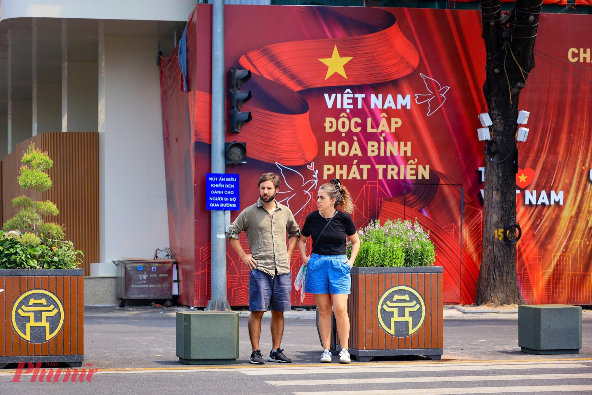 Với diện mạo mới, Quảng trường Đ&ocirc;ng Kinh Nghĩa Thục nhanh ch&oacute;ng trở th&agrave;nh điểm dừng ch&acirc;n y&ecirc;u th&iacute;ch của đ&ocirc;ng đảo người d&acirc;n v&agrave; du kh&aacute;ch.