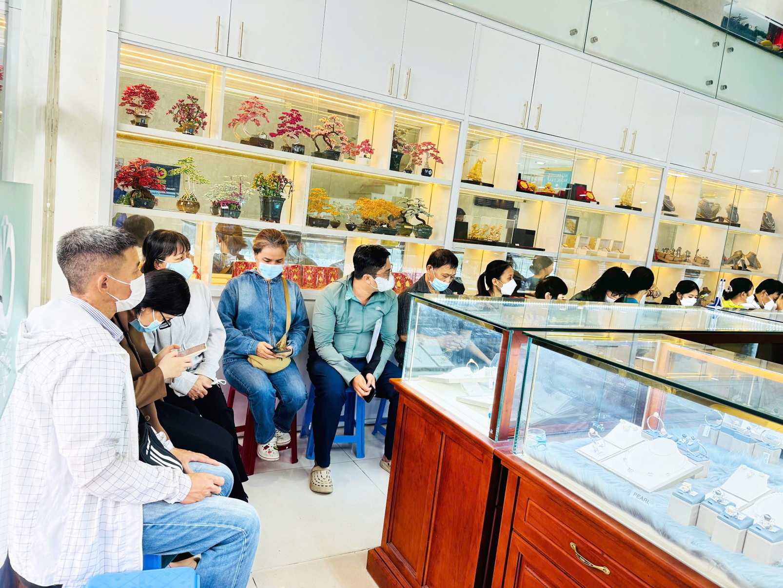 Ng&agrave;y 8/9, rất đ&ocirc;ng người xếp h&agrave;ng  mua v&agrave;ng trước cổng C&ocirc;ng ty  V&agrave;ng bạc Đ&aacute; qu&yacute; S&agrave;i G&ograve;n (SJC),  phường B&agrave;n Cờ, TPHCM