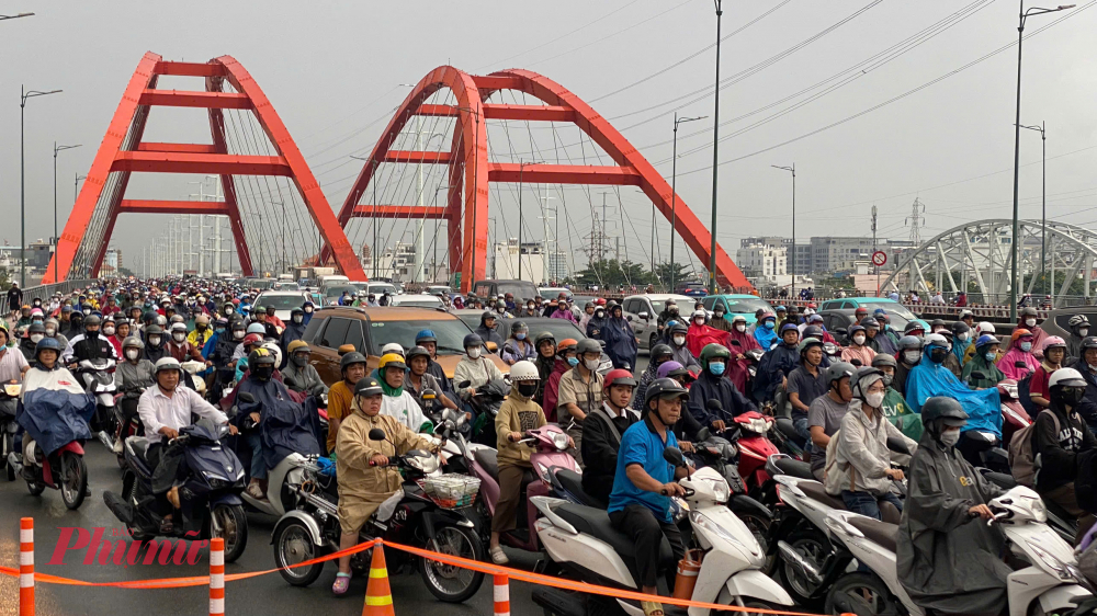 Tuy nhi&ecirc;n, việc đ&oacute;ng đường đột ngột khiến giao th&ocirc;ng trở n&ecirc;n hỗn loạn tr&ecirc;n cầu B&igrave;nh Lợi