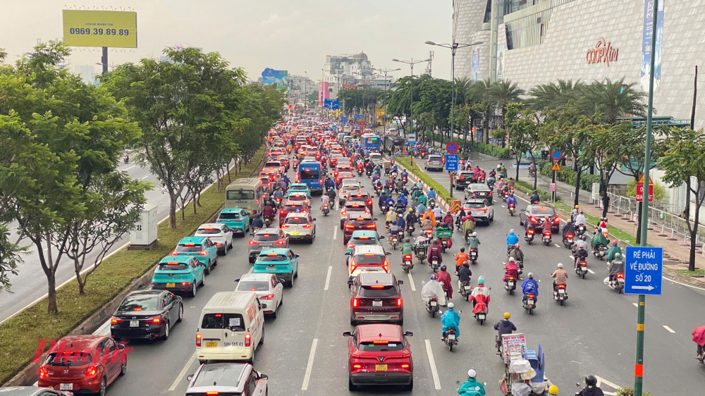 Do đ&oacute;ng đường xuống v&ograve;ng xoay n&ecirc;n đại lộ Phạm Văn Đồng phải chia tải