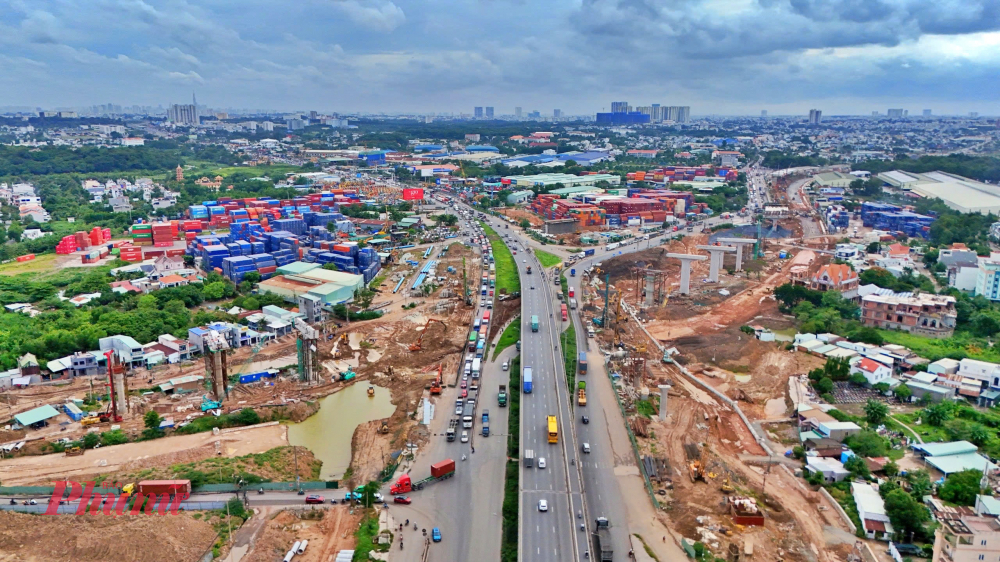 C&aacute;ch Vinhomes Grand Park khoảng 7 km l&agrave; n&uacute;t giao T&acirc;n Vạn thuộc V&agrave;nh đai 3 TPHCM cũng đang được thi c&ocirc;ng. Đ&acirc;y l&agrave; n&uacute;t giao kết nối đường V&agrave;nh đai 3 TPHCM với Quốc lộ 1, đường Nguyễn Xiển, đường ĐT 743A (B&igrave;nh Dương trước đ&acirc;y). 