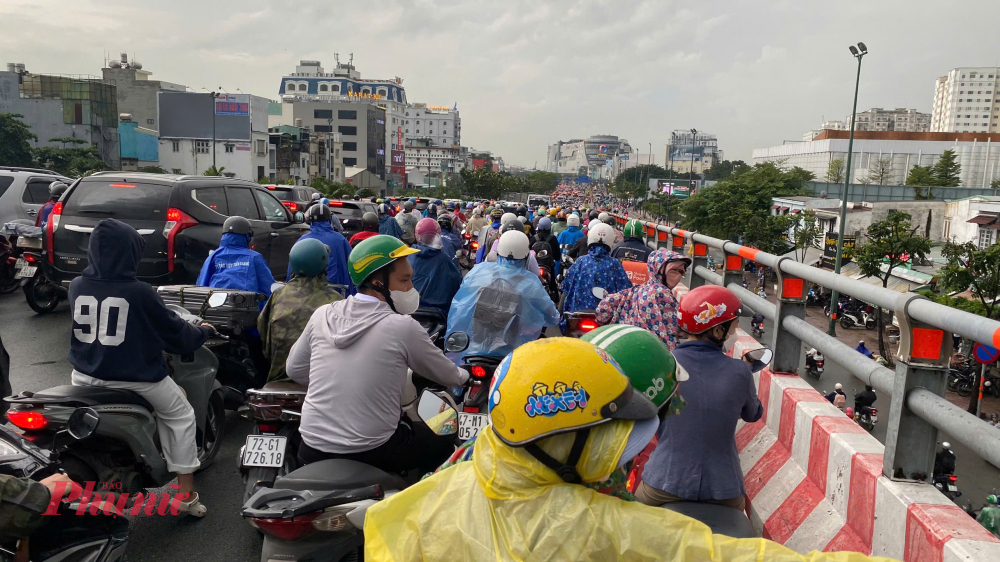 Kẹt xe k&eacute;o d&agrave;i tr&ecirc;n cầu B&igrave;nh Lợi