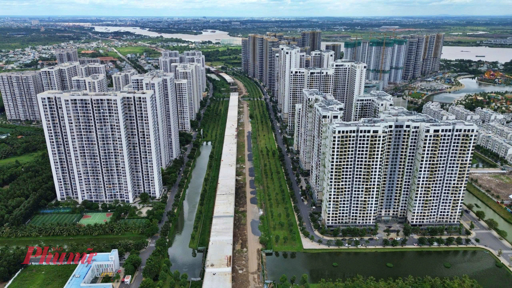 Ri&ecirc;ng đoạn qua TPThủ Đức (trước đ&acirc;y) c&oacute; phần cầu cạn d&agrave;i 14 km, thuộc g&oacute;i thầu XL3, hiện l&agrave; điểm nhấn của dự &aacute;n. Trong đ&oacute;, đoạn xuy&ecirc;n qua đại đ&ocirc; thị Vinhomes Grand Park d&agrave;i khoảng 1 km, đang được nh&agrave; thầu thi c&ocirc;ng khẩn trương để kịp tiến độ th&ocirc;ng xe v&agrave;o cuối năm nay.