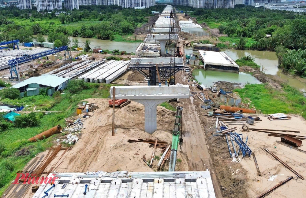 C&aacute;c trụ cầu cận đang được x&acirc;y dựng 