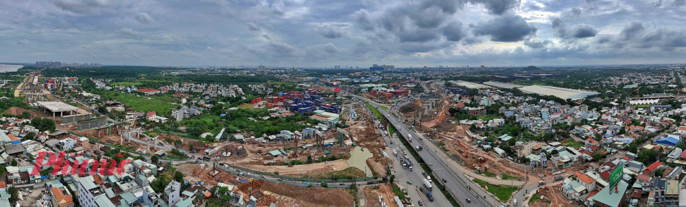 Ban Giao th&ocirc;ng TPHCM cho biết, sản lượng thực hiện đến hết th&aacute;ng 8/2025 của dự &aacute;n đường V&agrave;nh đai 3 TPHCM đạt khoảng 9.070/16.578 tỉ đồng, tương đương 54,7% gi&aacute; trị x&acirc;y lắp. Sản lượng n&agrave;y đ&aacute;p ứng y&ecirc;u cầu v&agrave; thậm ch&iacute; vượt nhẹ so với kế hoạch (9.068 tỉ đồng).