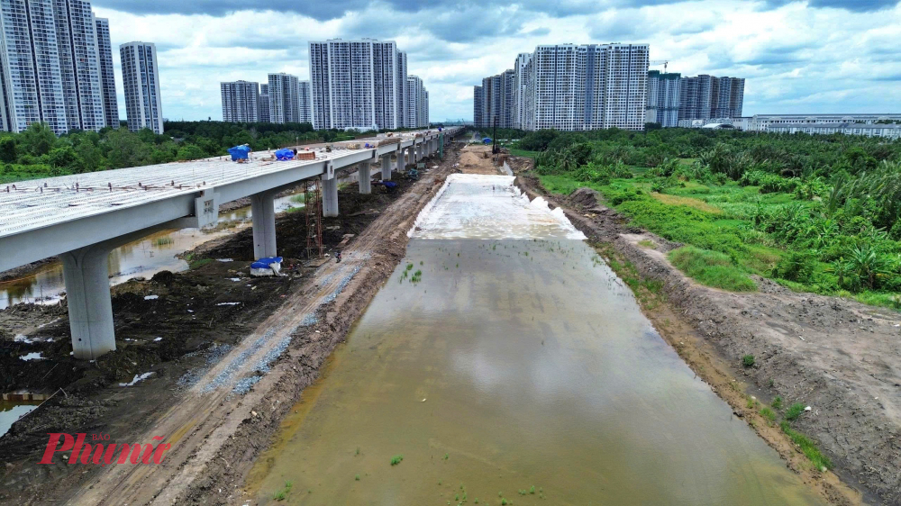 Ban Giao th&ocirc;ng TPHCM (chủ đầu tư) cho biết, hiện tại, đoạn qua TPHCM ho&agrave;n th&agrave;nh khoảng 54,7% khối lượng thi c&ocirc;ng v&agrave; dự kiến th&ocirc;ng xe v&agrave;o 31/12/2025 đối với đoạn 14,7 km cầu cạn tr&ecirc;n địa b&agrave;n TPThủ Đức trước đ&acirc;y v&agrave; th&ocirc;ng xe kỹ thuật 32,6 km phần cao tốc tr&ecirc;n địa b&agrave;n Củ Chi, H&oacute;c M&ocirc;n, B&igrave;nh Ch&aacute;nh trước đ&acirc;y. 