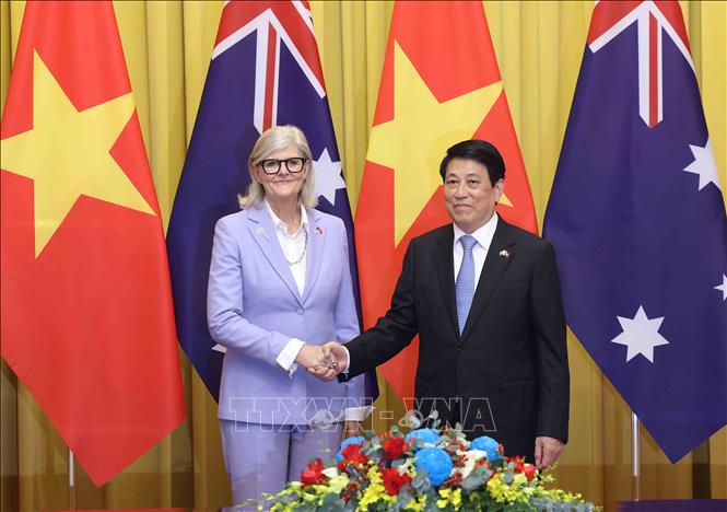Chủ tịch nước Lương Cường v&agrave; To&agrave;n quyền Australia Sam Mostyn chụp ảnh chung trước khi tiến h&agrave;nh hội đ&agrave;m. Ảnh: L&acirc;m Kh&aacute;nh/TTXVN
