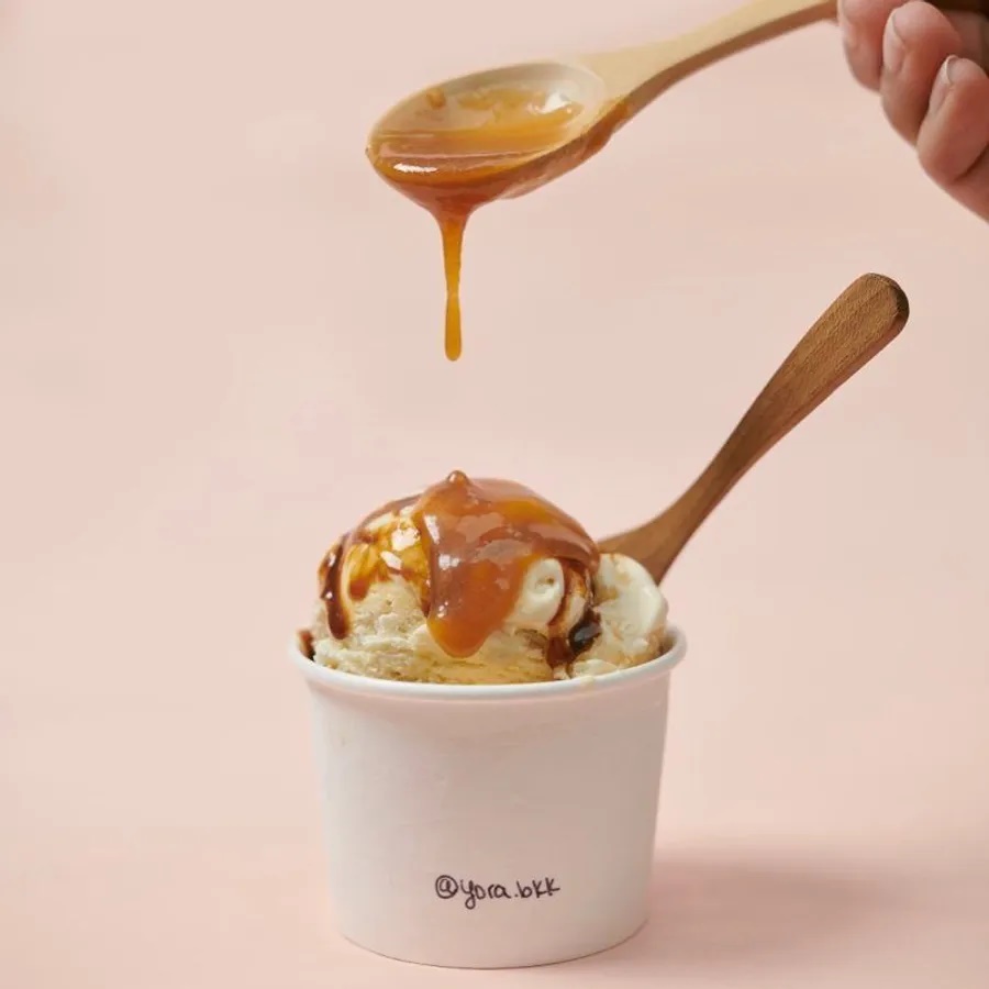 Kem caramel nước mắm của thương hiệu kem v&agrave; b&aacute;nh ngọt YORA đ&atilde; thu h&uacute;t được một lượng lớn kh&aacute;ch đến thưởng thức. Nước mắm cao cấp kết hợp với kem caramel ngọt ng&agrave;o, tạo ra hương vị vừa quen vừa lạ. Kem kh&ocirc;ng c&oacute; vị tanh của c&aacute; m&agrave; c&oacute; vị mặn tinh tế. Địa chỉ: 1076 Charoenkrung road, Bang Rak, BangKok - Ảnh: YORA