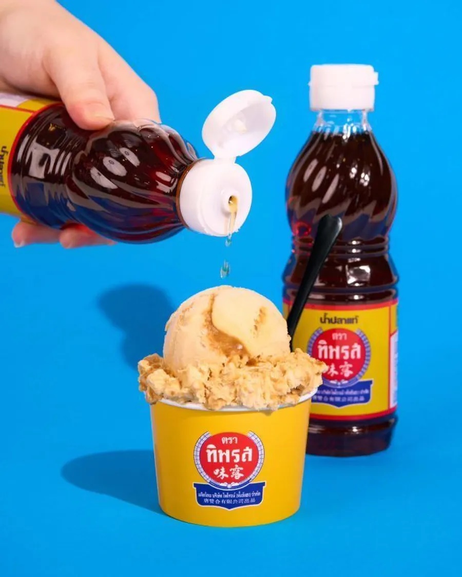 Kem caramel nước mắm ở qu&aacute;n kem Guss Damn Good đ&atilde; g&acirc;y t&ograve; m&ograve; cho thực kh&aacute;ch. Sự kết hợp vị mặn đặc trưng của nước mắm Thiparos với vị ngọt b&eacute;o của kem caramel đ&atilde; tạo n&ecirc;n một hương vị mặn-ngọt đầy th&uacute; vị. Qu&aacute;n n&agrave;y c&ograve;n c&oacute; c&aacute;c vị kem độc đ&aacute;o kh&aacute;c như: koh-kae wasabi (đậu phộng koh-kae vị m&ugrave; tạt xanh), Aor-Sor-Ror vinegar chili (nước mắm ớt Aor Sor Ror), pumpui clam & corn (hến pumpui v&agrave; bắp ngọt), Taro cheese (ph&ocirc; mai v&agrave; c&aacute; sợi Taro) &hellip; Địa chỉ: 924 Phaya Thai road, Wang Mai, Pathum Wan, Bangkok  - Ảnh: Guss Damn Good 