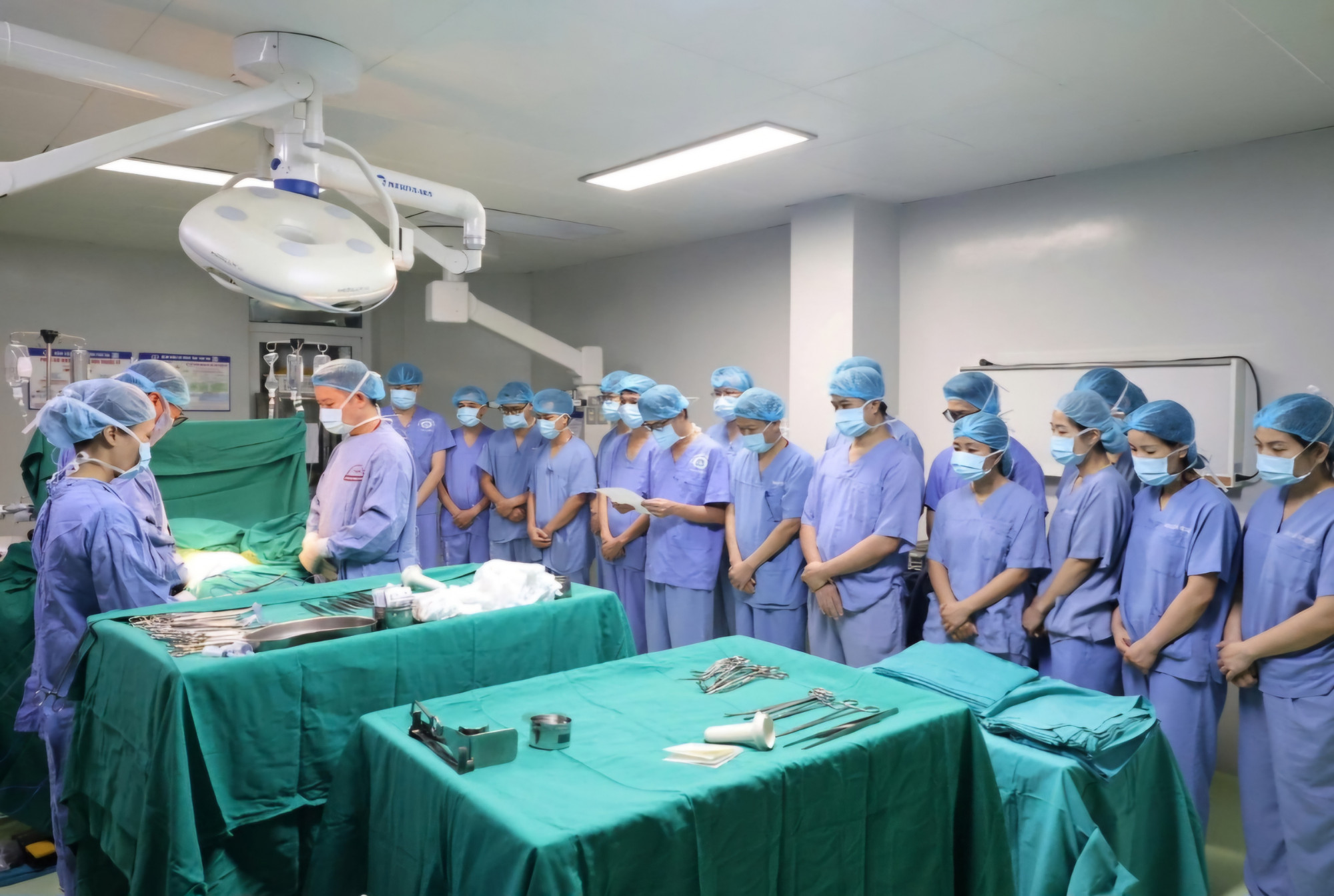 C&aacute;c y b&aacute;c sĩ lặng lẽ c&uacute;i đầu, tri &acirc;n nghĩa cử của người hiến trước khi bước v&agrave;o ca mổ