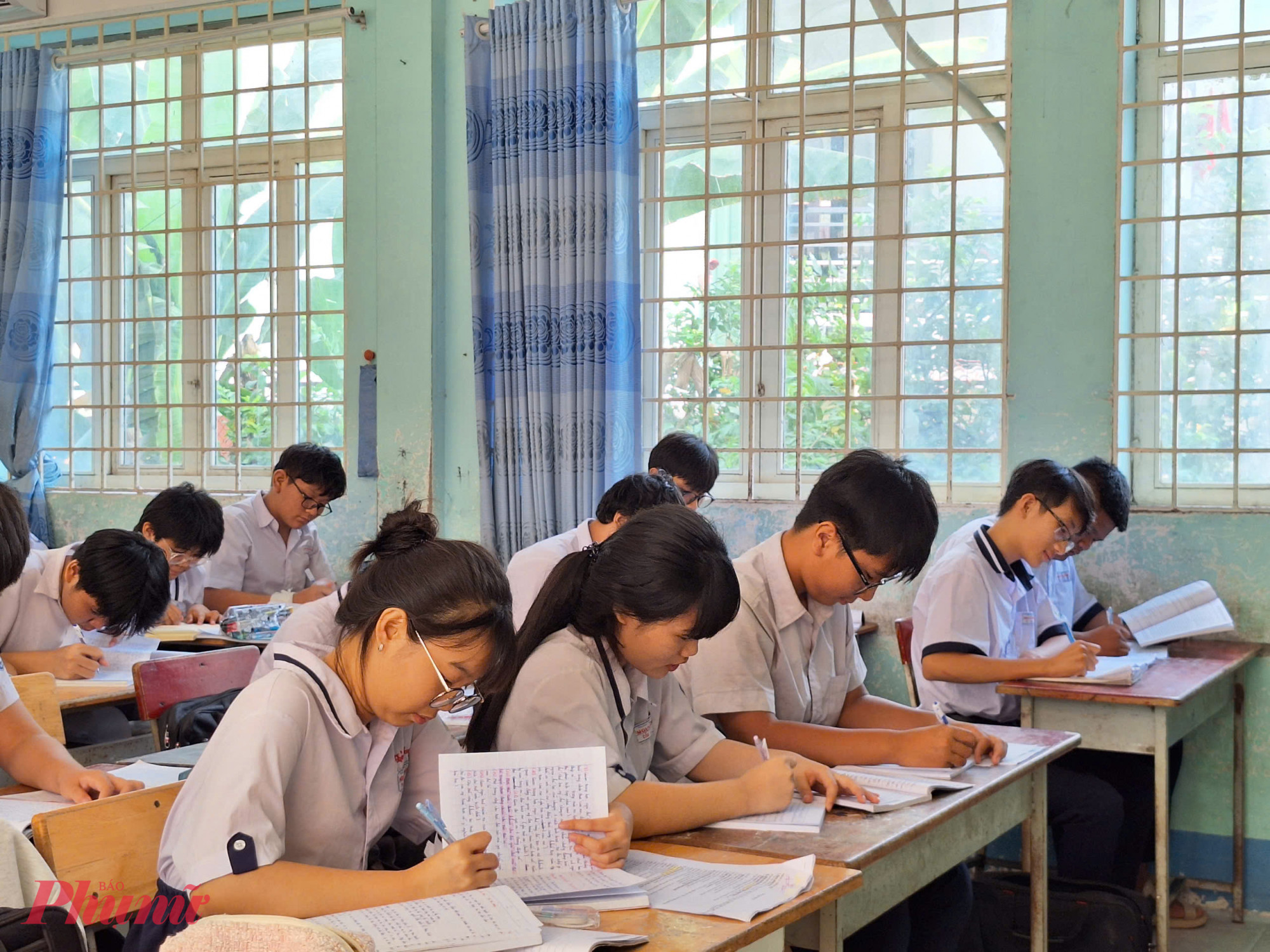 Học sinh Trường THCS Nguyễn Hiền trong giờ học m&ocirc;n ngữ văn - Ảnh: Trang Thư