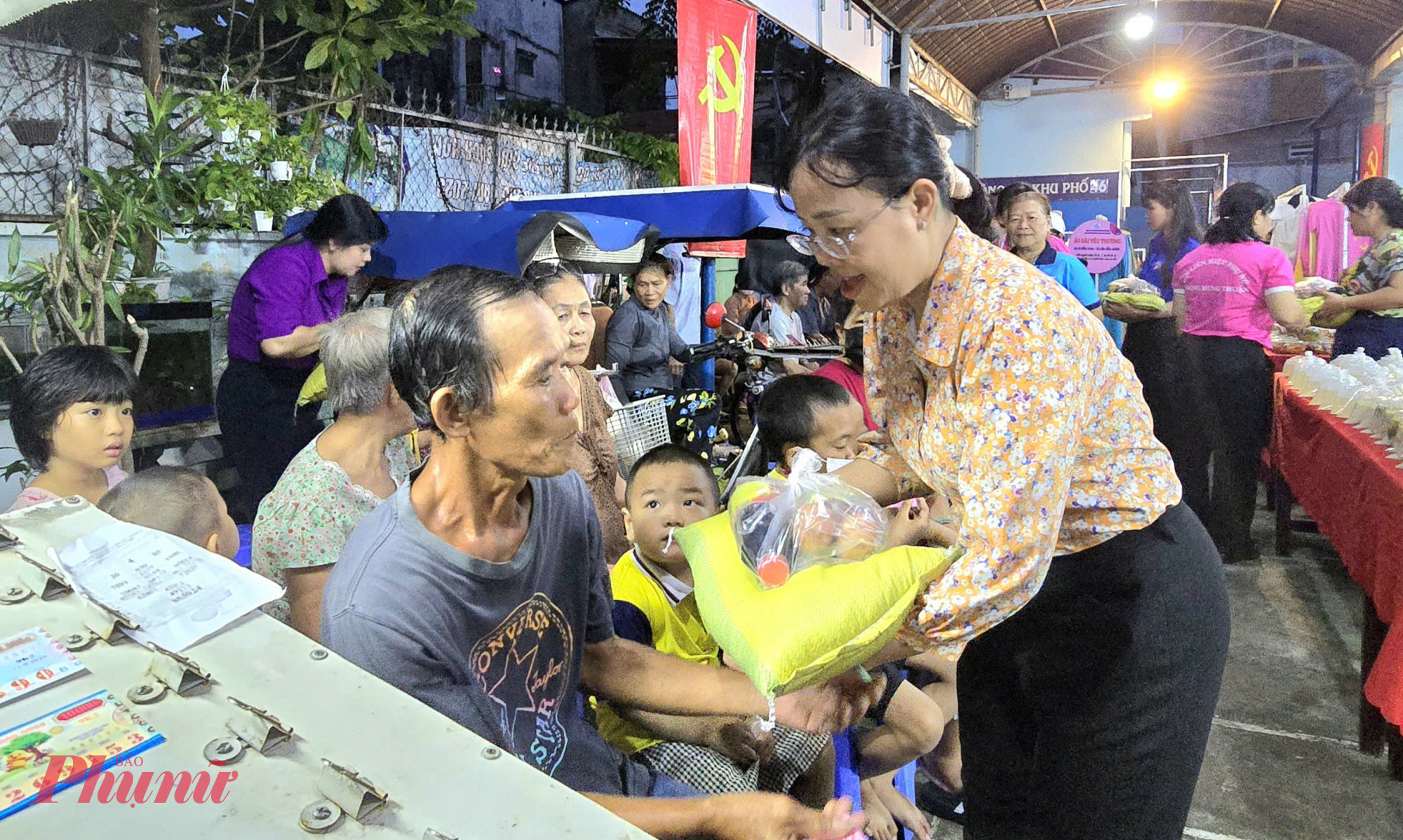 B&agrave; con vui mừng khi nhận được nhiều phần qu&agrave; chia sẻ y&ecirc;u thương từ khu phố v&agrave; c&aacute;c tổ chức ch&iacute;nh trị x&atilde; ho65o 