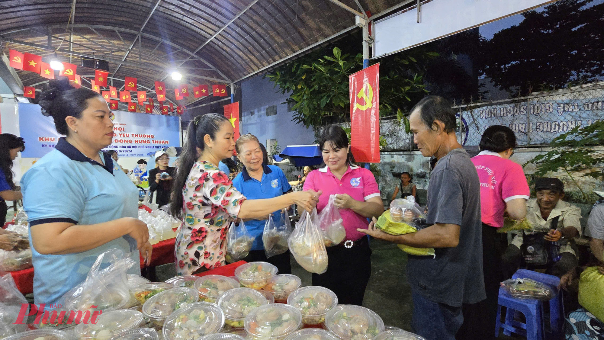 Khu phố tổ chức trao c&aacute;c suất ăn 