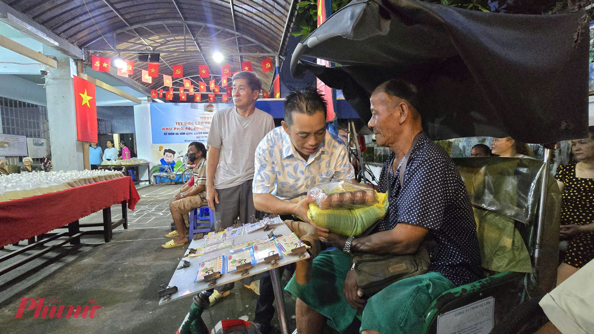 &Ocirc;ng Mai Thuận - B&iacute; thư Chi bộ, Trưởng ban điều h&agrave;nh khu phố 46 - tặng qu&agrave; đến cho người d&acirc;n kh&oacute; khăn, bệnh tật
