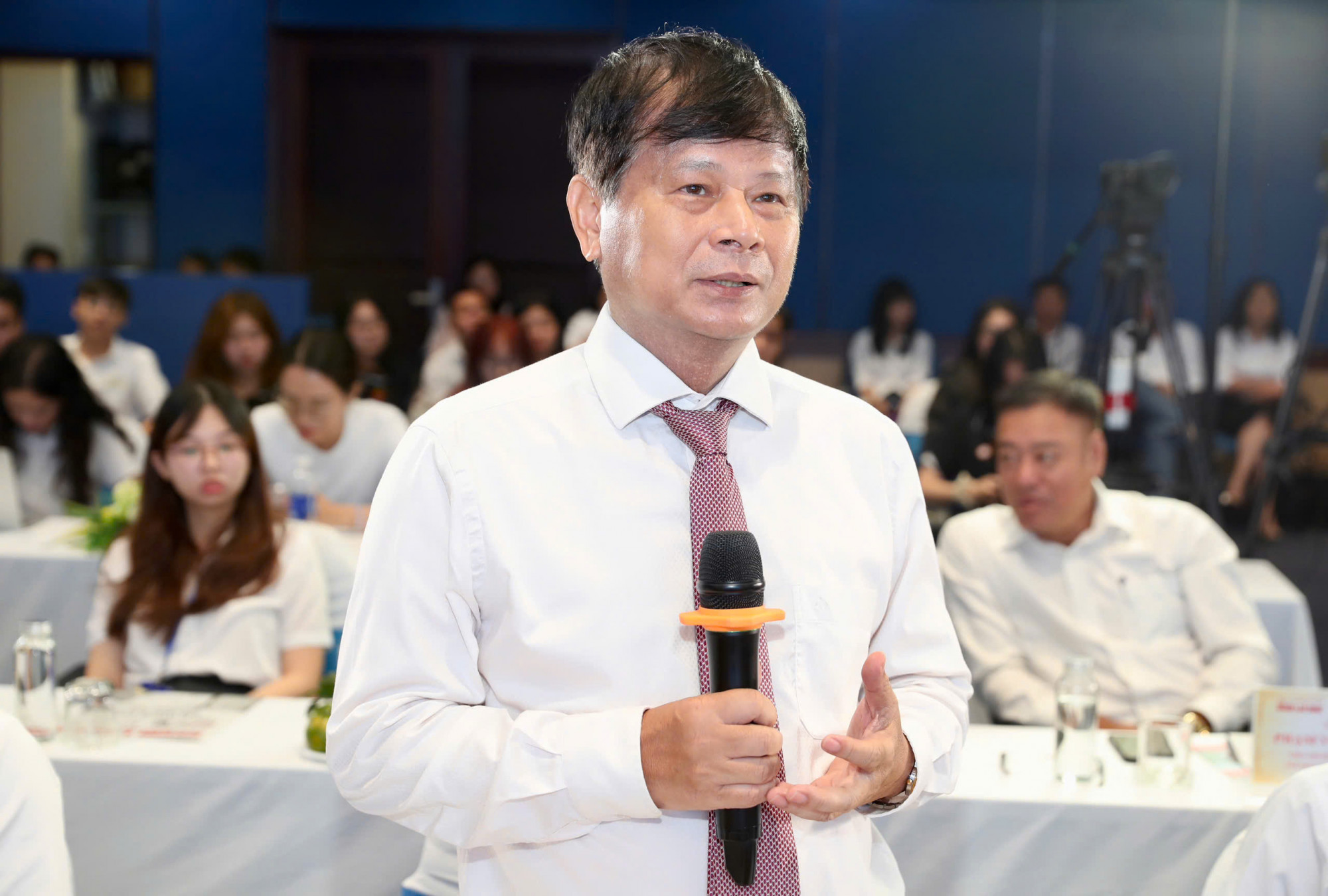 &Ocirc;ng Trần Trọng Dũng - Ph&oacute; Chủ tịch Hội Nh&agrave; b&aacute;o Việt Nam - đặt c&acirc;u hỏi cho t&aacute;c giả 
