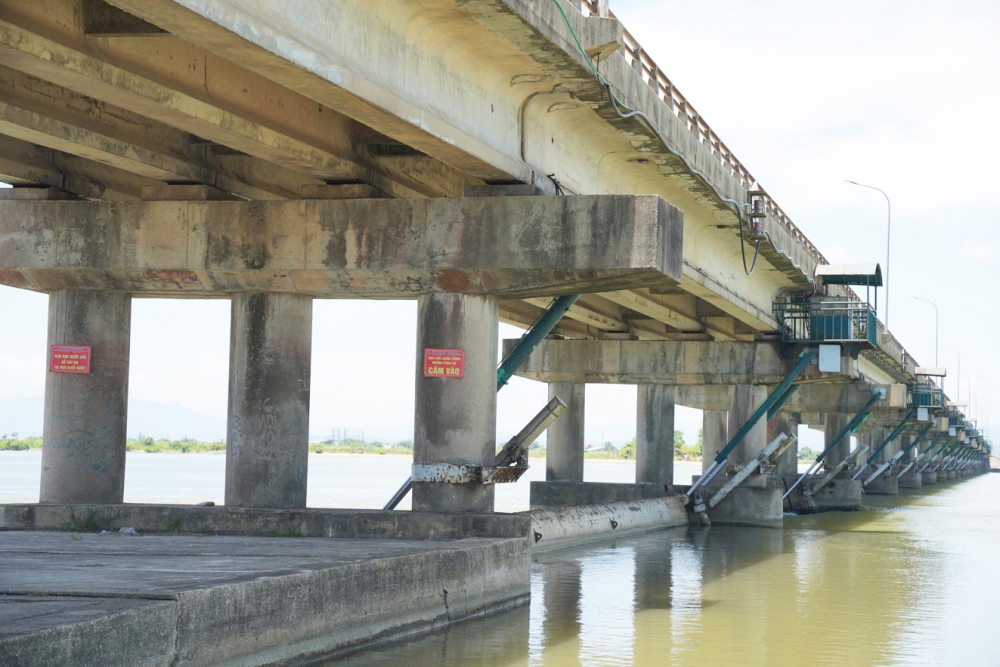 Đập Thảo Long (TP Huế) đang xuống cấp. C&ocirc;ng tr&igrave;nh dự kiến sẽ được n&acirc;ng cấp, sửa chữa từ th&aacute;ng 10/2025 v&agrave; k&eacute;o d&agrave;i trong 4 năm - ẢNH: THUẬN H&Oacute;A