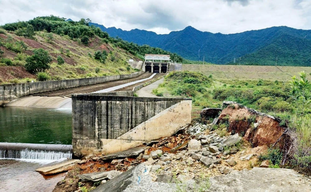 Phần đu&ocirc;i tr&agrave;n hồ Thủy Y&ecirc;n, x&atilde; Ch&acirc;n M&acirc;y - Lăng C&ocirc; bị sạt lở, rất nguy hiểm trong m&ugrave;a mưa b&atilde;o - ẢNH: THUẬN H&Oacute;A