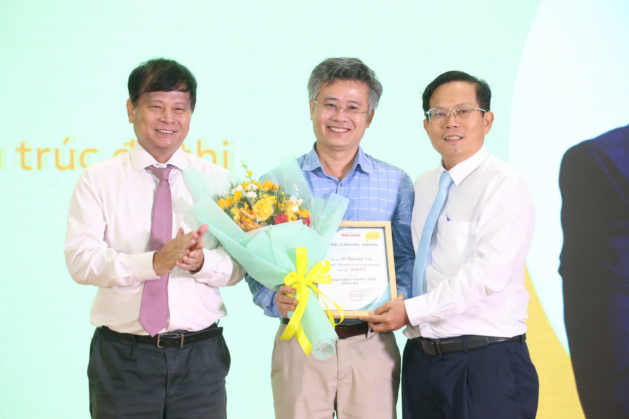 &Ocirc;ng Trần Trọng Dũng - Ph&oacute; chủ tịch Hội Nh&agrave; b&aacute;o Việt Nam v&agrave; &ocirc;ng T&ocirc; Đ&igrave;nh Tu&acirc;n - Tổng bi&ecirc;n tập b&aacute;o Người Lao Động - trao giải nhất cho t&aacute;c giả Đỗ Thi&ecirc;n Anh Tuấn 