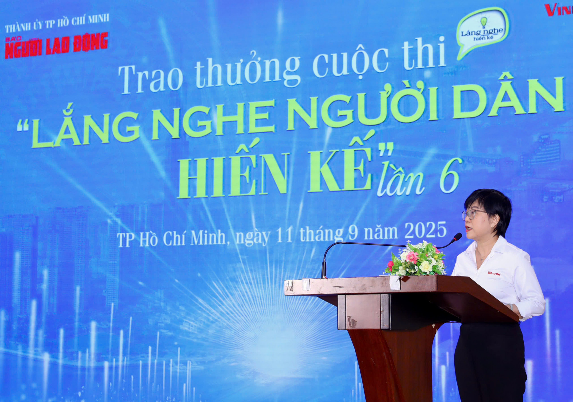 B&agrave; Nguyễn Thị Tố Tr&acirc;m - Ủy vi&ecirc;n Ban Bi&ecirc;n tập, Trưởng Ban Ch&iacute;nh trị - C&ocirc;ng đo&agrave;n - X&atilde; hội, Trưởng Ban Tổ chức cuộc thi Lắng nghe người d&acirc;n hiến kế  lần 6 - ph&aacute;t biểu tại cuộc thi 