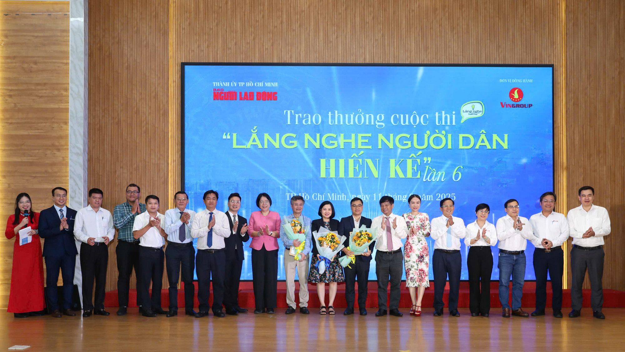Ban gi&aacute;m khảo, đại biểu kh&aacute;ch mời chụp h&igrave;nh c&ugrave;ng c&aacute;c t&aacute;c giả đạt giải tại cuộc thi
