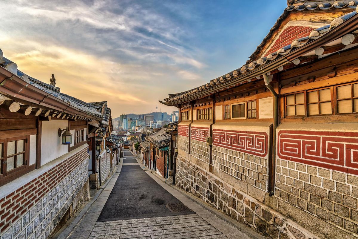 Trong KPop Demon Hunters, Rumi gặp Jinu tr&ecirc;n m&aacute;i nh&agrave; hanok gợi nhớ đến l&agrave;ng Bukchon Hanok ở trung t&acirc;m Seoul. Ảnh: Getty Imagesbank