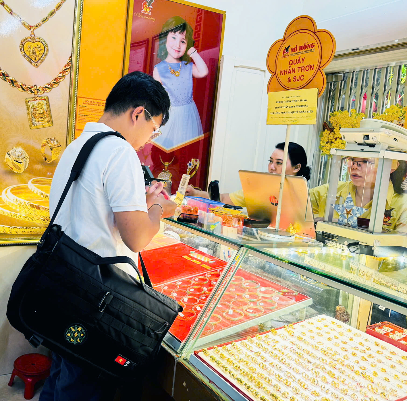 V&agrave;ng vẫn được xem l&agrave; k&ecirc;nh giữ tiền an to&agrave;n d&agrave;i hạn. Ảnh chụp người d&acirc;n mua v&agrave;ng tại cửa h&agrave;ng Mi Hồng (TPHCM)