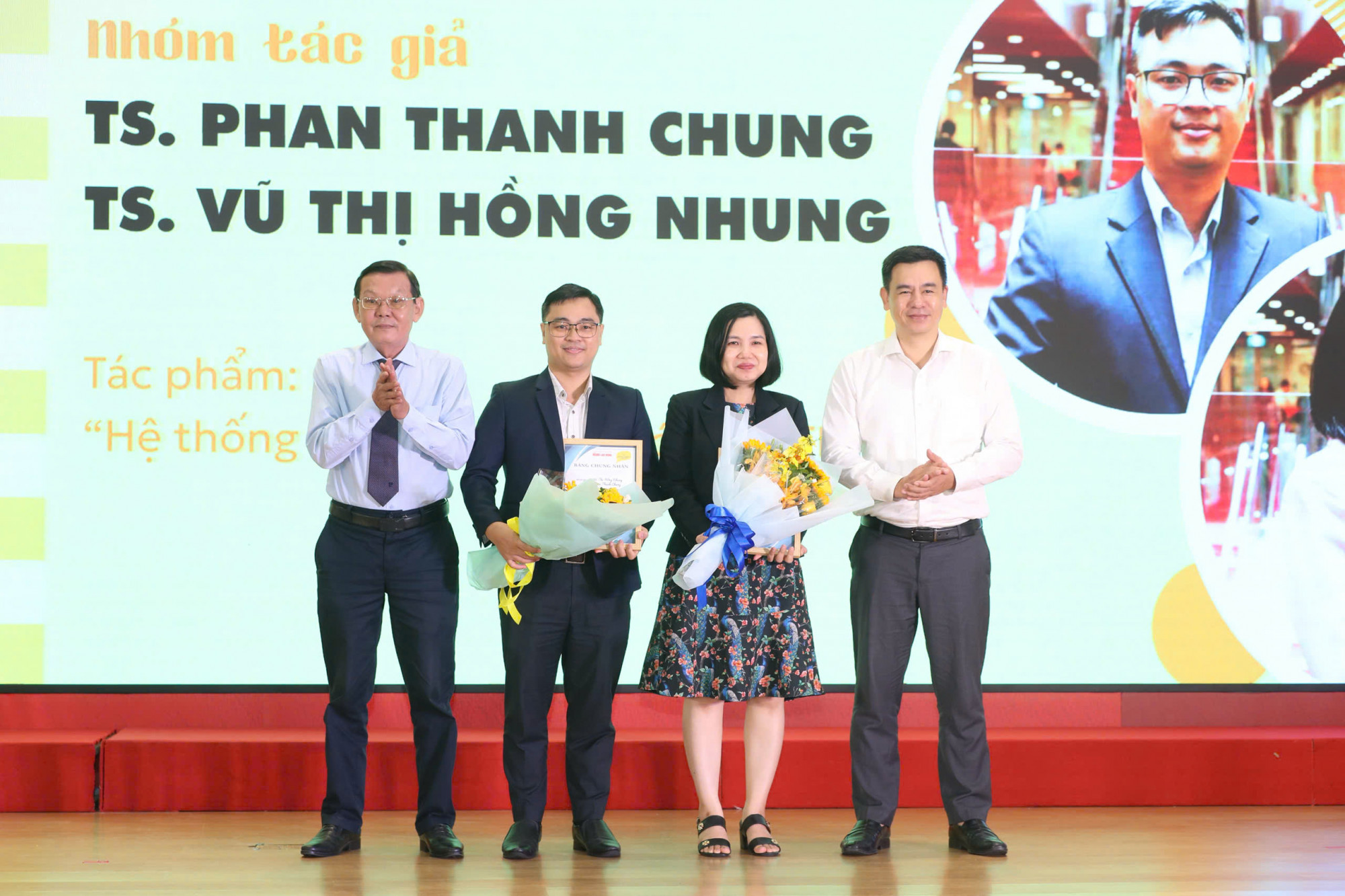 &Ocirc;ng Nguyễn Tấn Phong &ndash; Chủ tịch Hội Nh&agrave; b&aacute;o TPHCM v&agrave; &ocirc;ng Phạm Qu&yacute; Trọng &ndash; Ph&oacute; Vụ trưởng Vụ Địa phương 3, Ban Tuy&ecirc;n gi&aacute;o v&agrave; D&acirc;n vận Trung ương, đ&atilde; trao giải Nh&igrave; cho 2 t&aacute;c giả Phan Thanh Chung v&agrave; Vũ Thị Hồng Nhung