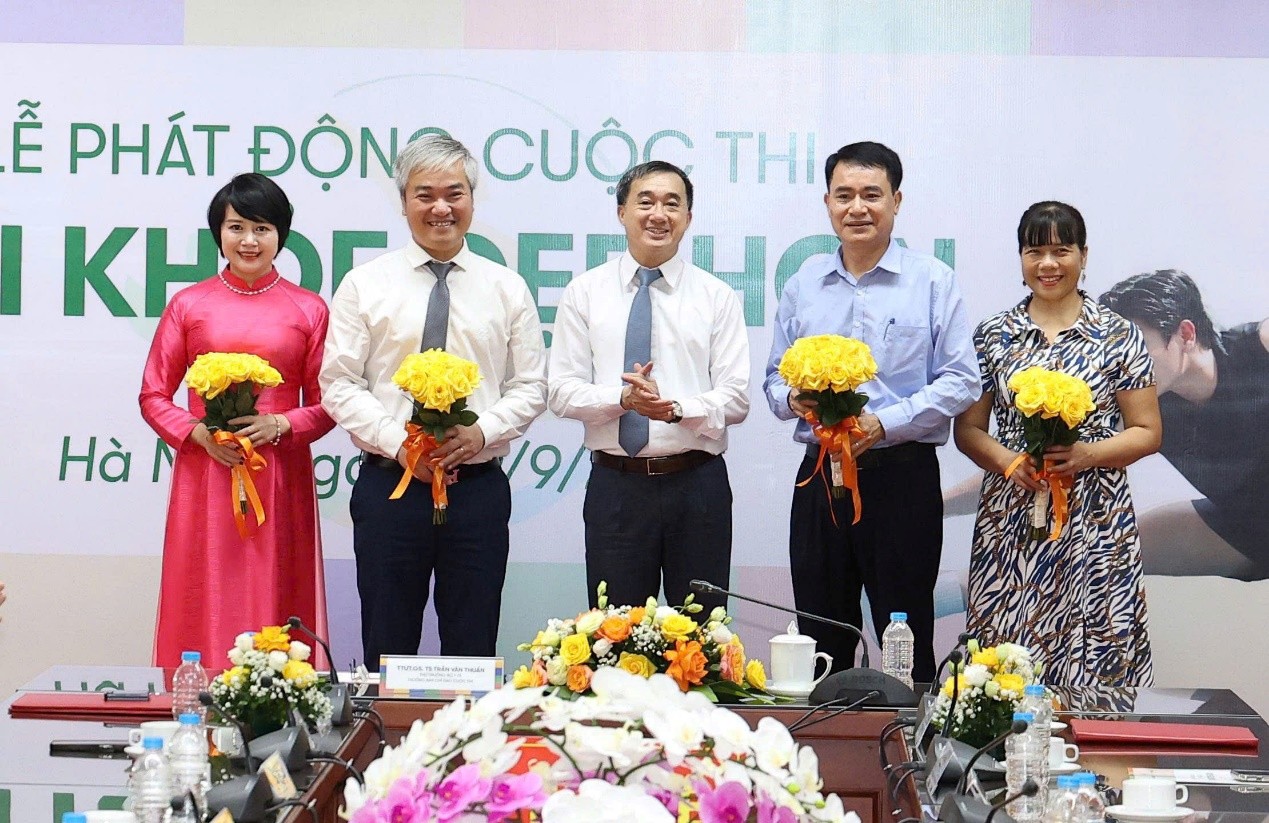TTƯT.GS.TS. Trần Văn Thuấn - Thứ trưởng Bộ Y tế, Trưởng Ban chỉ đạo cuộc thi &ldquo;T&ocirc;i khỏe đẹp hơn&rdquo; lần 4 - tặng hoa cho Hội đồng Gi&aacute;m khảo - Ảnh: Herbalife Việt Nam