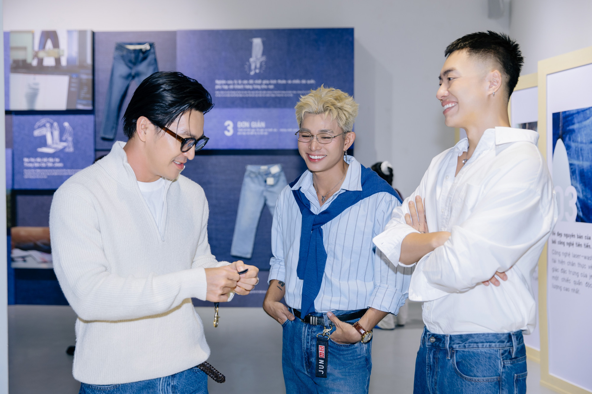  D&ugrave; theo đuổi 2 phong c&aacute;ch kh&aacute;c biệt, Jun Phạm v&agrave; Thi&ecirc;n Minh đều chứng minh quần jeans l&agrave; item dễ phối nhất trong m&ugrave;a thu. Với Jun Phạm, jeans mang lại sự trẻ trung, tự do, c&ograve;n Thi&ecirc;n Minh, jeans lại trở th&agrave;nh m&oacute;n đồ khắc họa phong c&aacute;ch tối giản, lịch l&atilde;m.