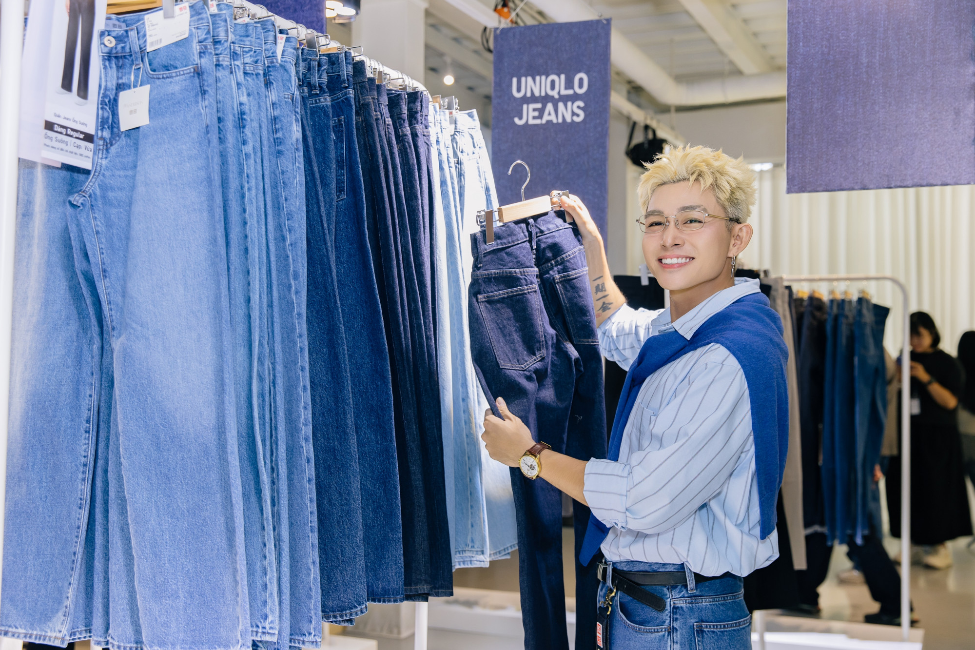  Chiếc quần jeans ống su&ocirc;ng xanh nhạt kết hợp gi&agrave;y sneaker trắng gi&uacute;p tổng thể nam ca sĩ th&ecirc;m phần trẻ trung, dễ ứng dụng cho những ng&agrave;y dạo phố m&ugrave;a thu.
