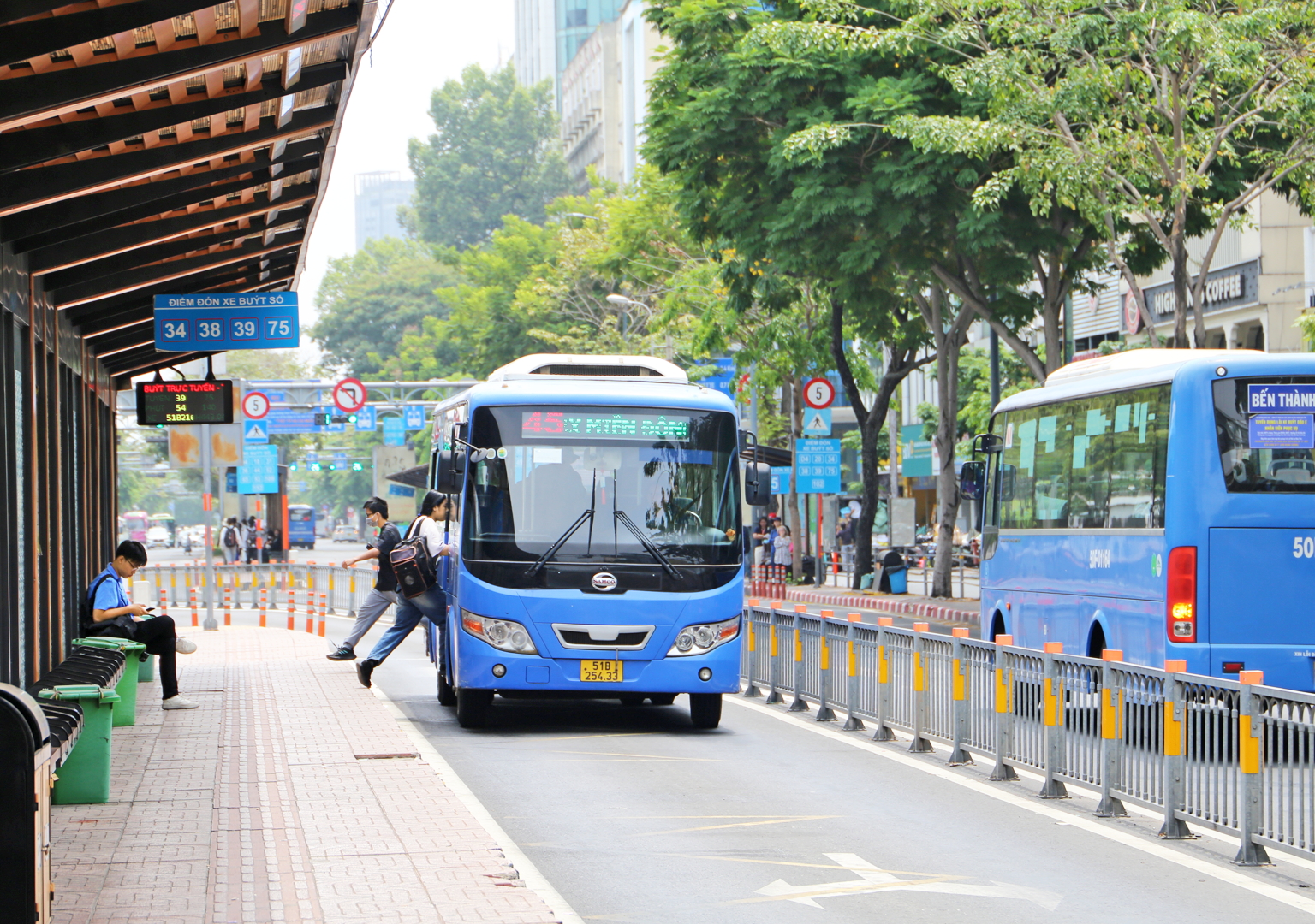 Xe buýt điện vận hành trên đường Hàm Nghi, phường Bến Thành, TPHCM