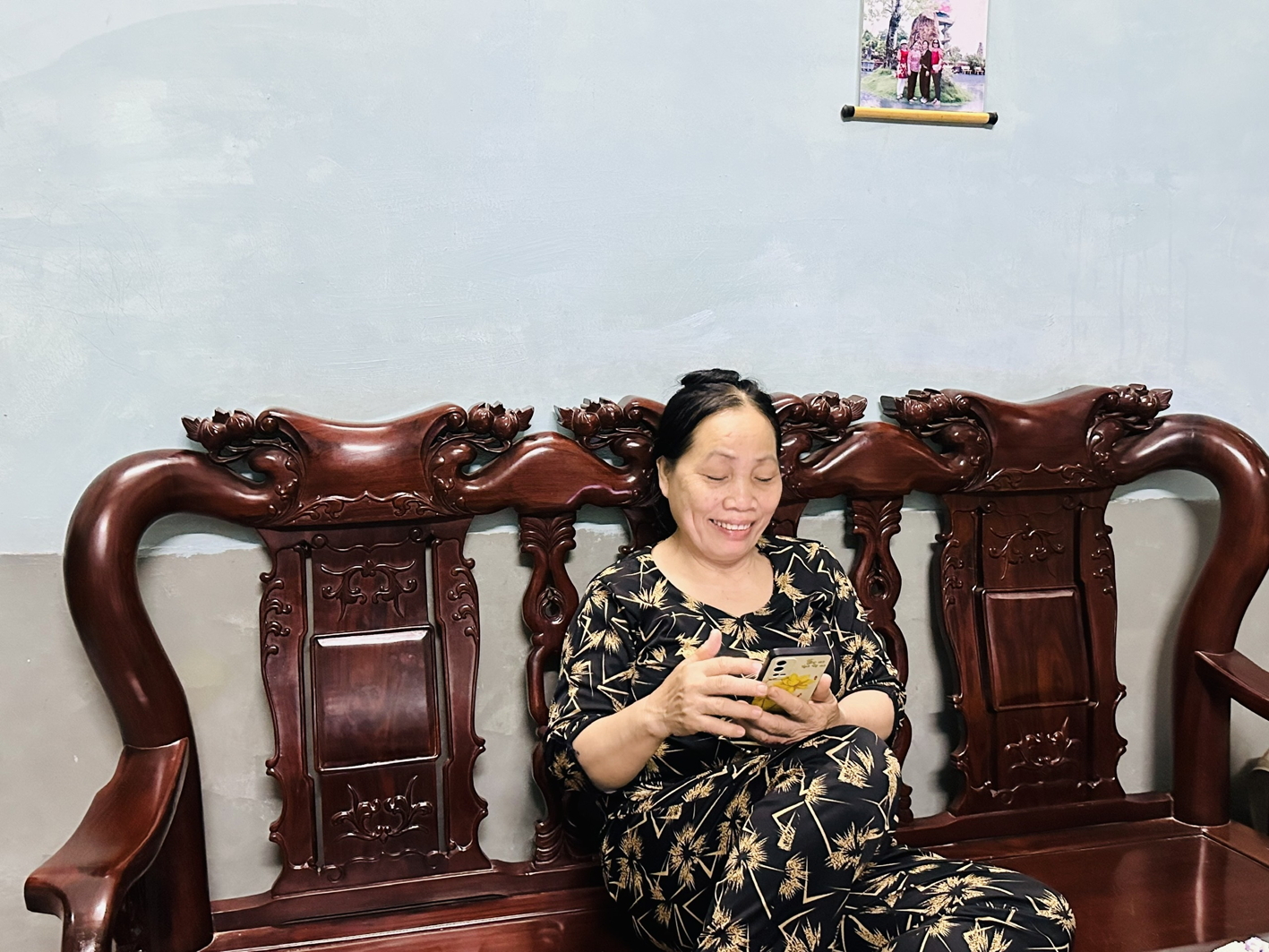 M&aacute; vui vẻ b&ecirc;n &ldquo;người bạn&rdquo; mới - Ảnh do t&aacute;c giả cung cấp