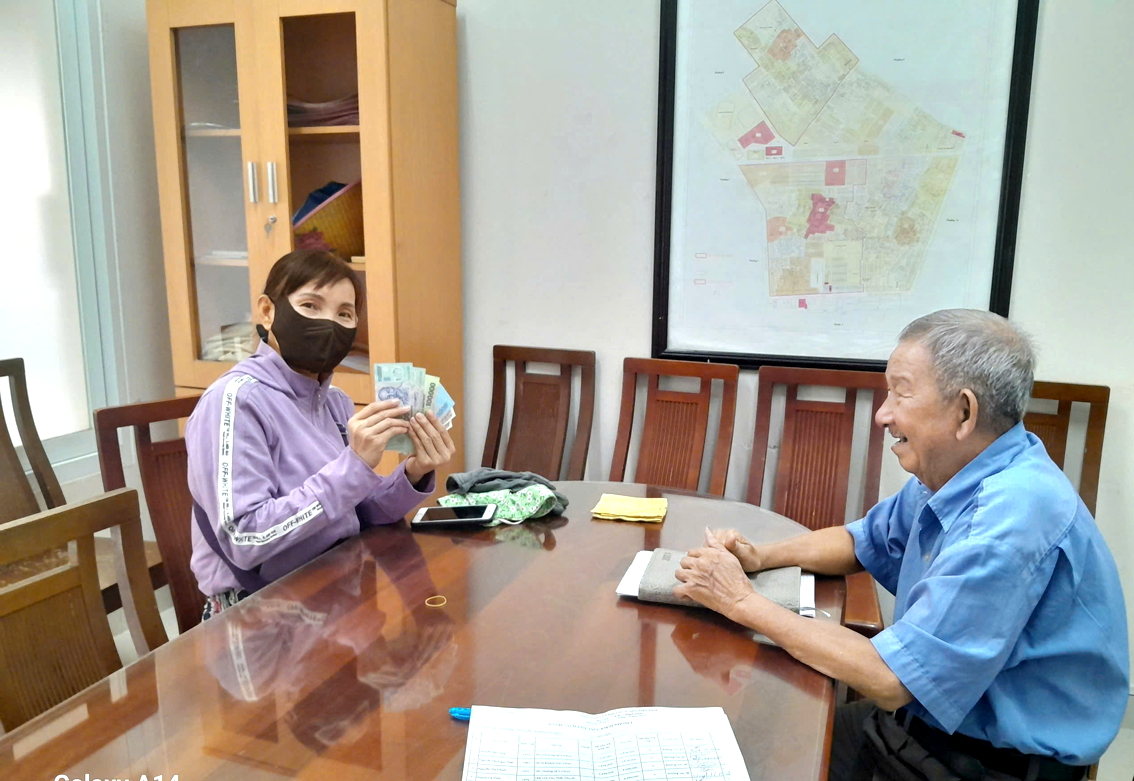 &Ocirc;ng Nguyễn Vinh Ngọc (b&igrave;a phải) trao vốn t&iacute;n dụng tiết kiệm cho phụ nữ kh&oacute; khăn 
