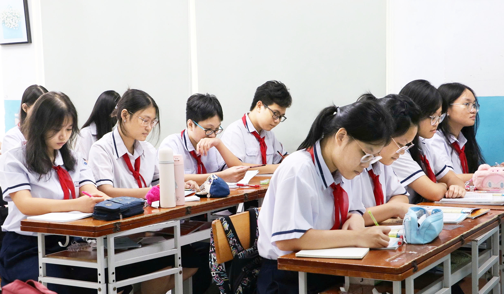 Học sinh lớp Ch&iacute;n Trường THCS Nguyễn Du (phường Bến Th&agrave;nh, TPHCM) trong một tiết học buổi 1