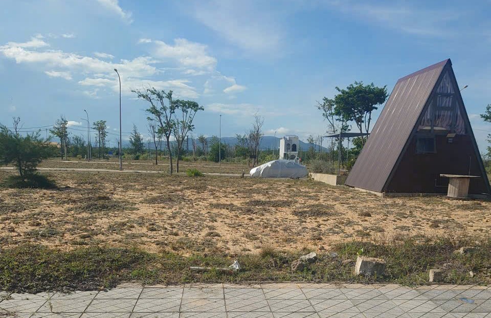 Bức xúc, nhi&ecirc;̀u h&ocirc;̣ d&acirc;n phải x&acirc;y nhà tạm tr&ecirc;n đ&acirc;́t