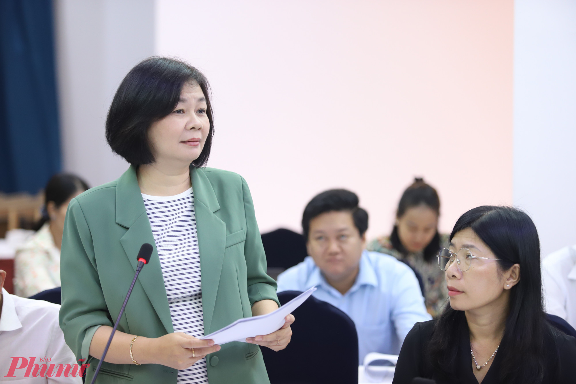 B&agrave; L&yacute; Việt Trung - Tổng bi&ecirc;n tập b&aacute;o Phụ Nữ TPHCM đ&oacute;ng g&oacute;p &yacute; kiến tại buổi toạ đ&agrave;m - Ảnh: Thanh T&acirc;m
