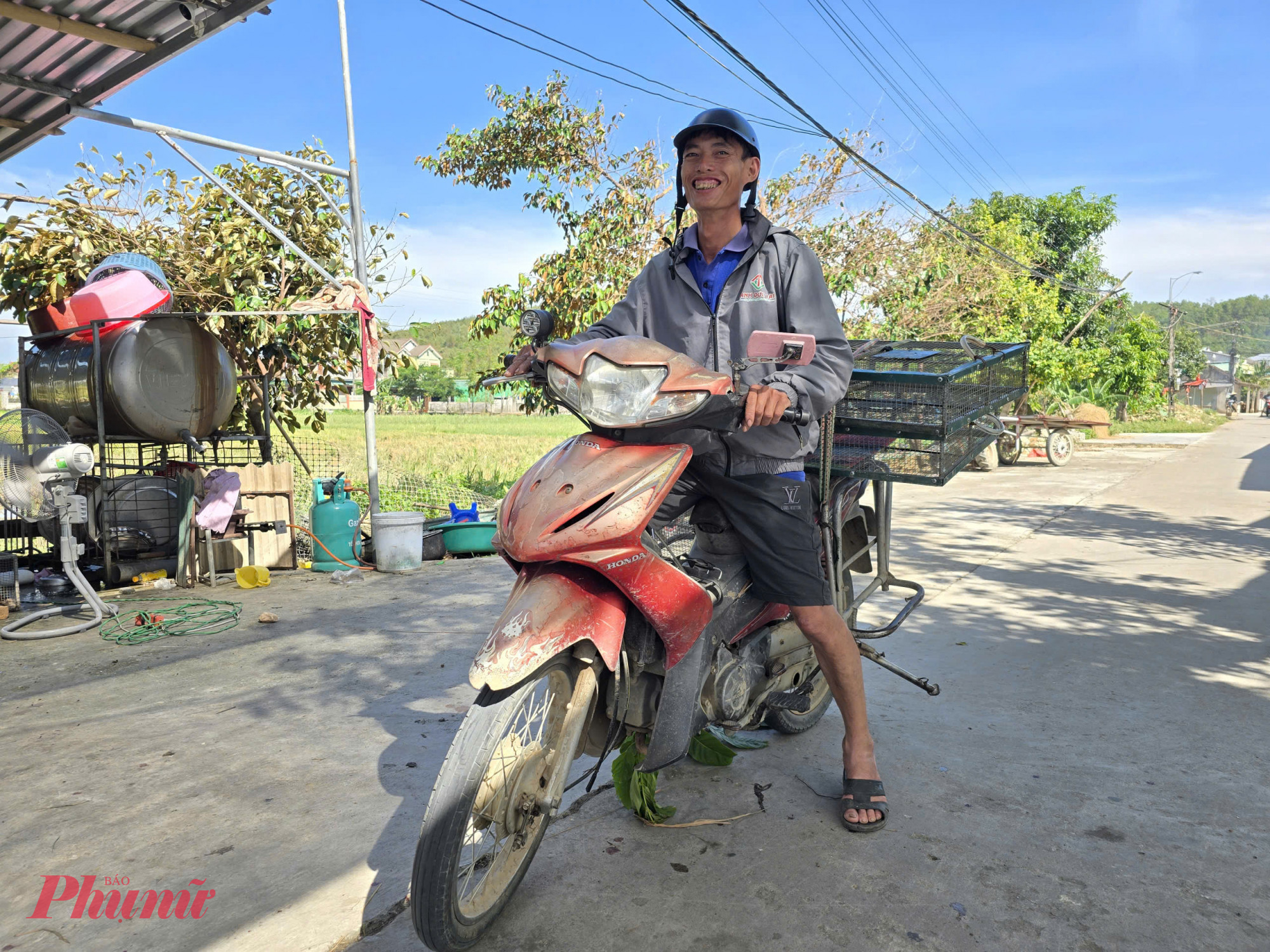Anh Nguyễn Văn Nam (52 tuổi, tr&uacute; l&agrave;ng Thọ Bằng) cho biết, c&oacute; h&agrave;ng trăm người trong l&agrave;ng sống bằng nghề săn chuột đồng. Người d&acirc;n l&agrave;ng Thọ Bằng c&oacute; v&ocirc; v&agrave;n c&aacute;ch bắt chuột, nhưng c&aacute;ch &iacute;t mất sức nhất l&agrave; đặt bẫy qua đ&ecirc;m. Nghề n&agrave;y kh&ocirc;ng đ&ograve;i hỏi vốn lớn, chủ yếu dựa v&agrave;o kinh nghiệm quan s&aacute;t tập t&iacute;nh chuột để đặt bẫy tr&ecirc;n đường đi của ch&uacute;ng. Trung b&igrave;nh mỗi đ&ecirc;m anh Nam thu được 35 - 50kg chuột, &ldquo;đ&uacute;t t&uacute;i&rdquo; 1,5 - 2 triệu đồng. 