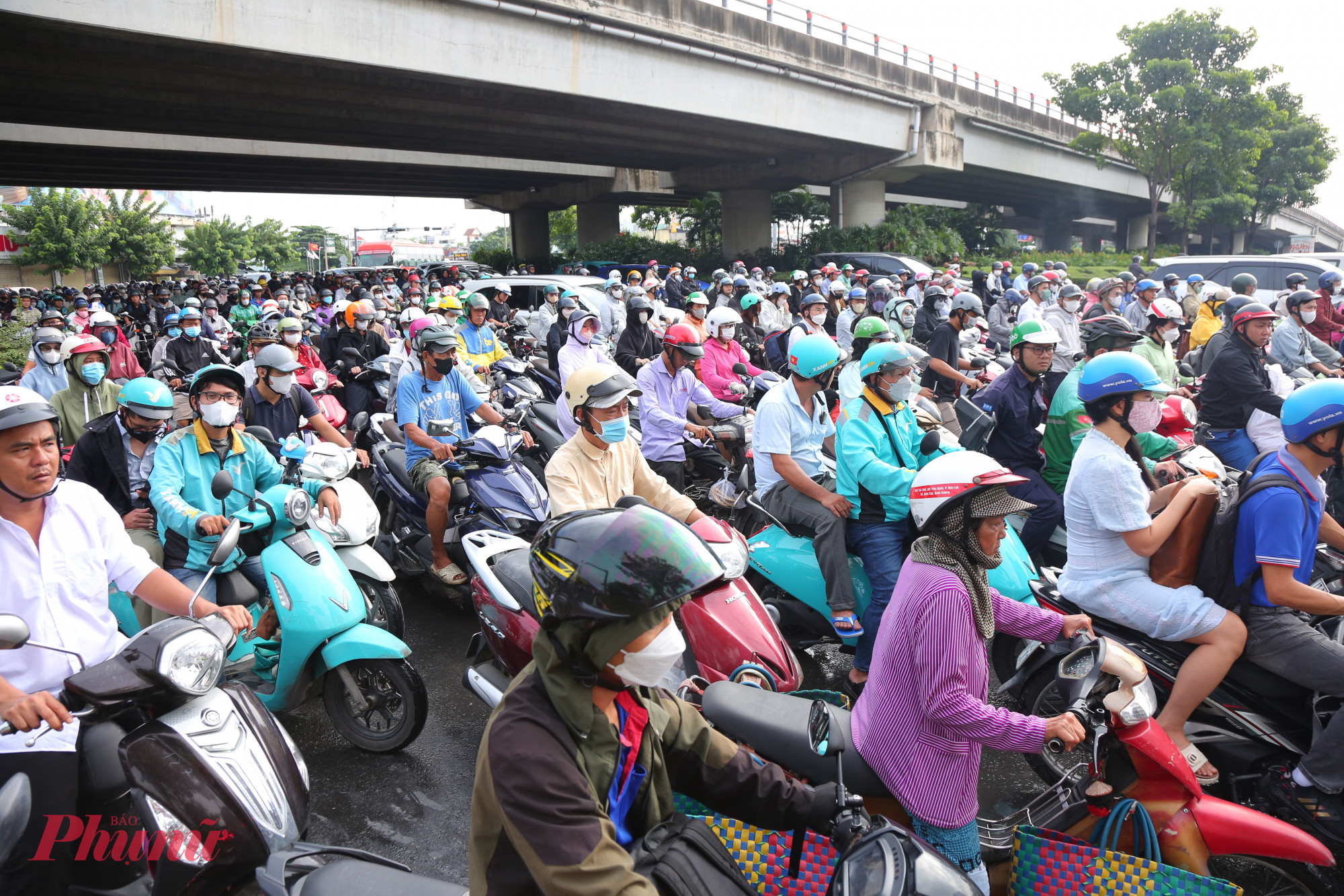 TPHCM c&ograve;n 24 điểm &ugrave;n tắc, 1 điểm đen tai nạn. Ảnh Nguyễn Văn