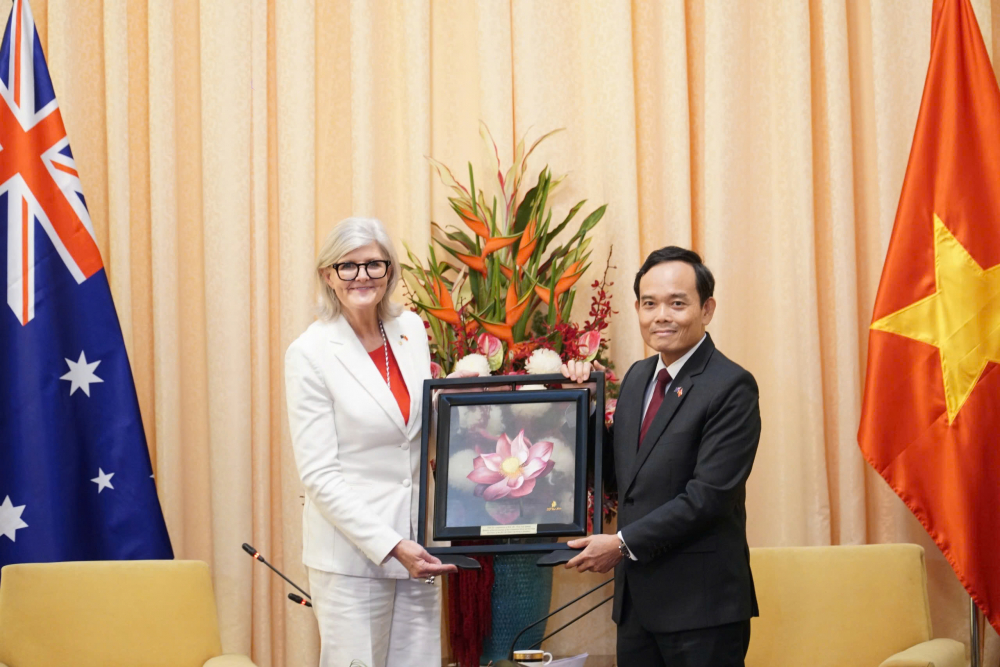 Bí thư Thành ủy TpHCM Trần Lưu Quang trao quà lưu niệm đến Toàn quyền Úc Sam Mostyn