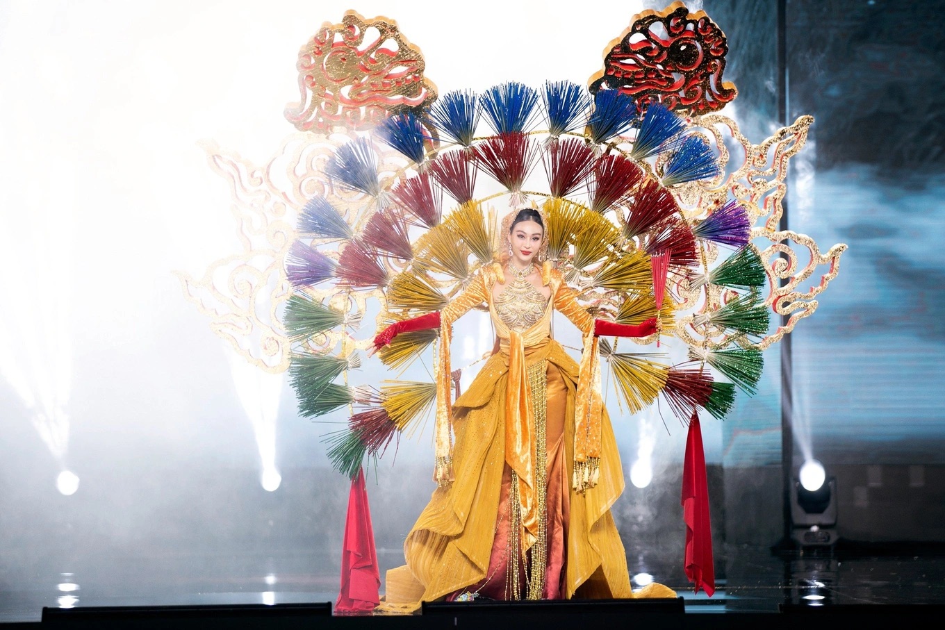 Kh&ocirc;ng chỉ năm nay, c&aacute;c m&ugrave;a Miss Grand Vietnam với phần thi trang phục d&acirc;n tộc lu&ocirc;n g&acirc;y ch&uacute; &yacute; bởi nhiều &yacute; tưởng thiết kế độc lạ. Trang phục d&acirc;n tộc &ldquo;Thị Hương&rdquo; của B&ugrave;i Thế Lộc tại Miss Grand Vietnam 2023 l&agrave; một thiết kế nhằm t&ocirc;n vinh l&agrave;ng nghề l&agrave;m hương nhiều &yacute; kiến cho rằng bộ c&aacute;nh  qu&aacute; cồng kềnh, rối mắt v&agrave; kh&oacute; tr&igrave;nh diễn. Phần kết cấu ph&iacute;a sau khổng lồ khiến tổng thể trang phục mất c&acirc;n đối, l&agrave;m lu mờ v&oacute;c d&aacute;ng của người tr&igrave;nh diễn v&agrave; giảm t&iacute;nh linh hoạt tr&ecirc;n s&acirc;n khấu.
