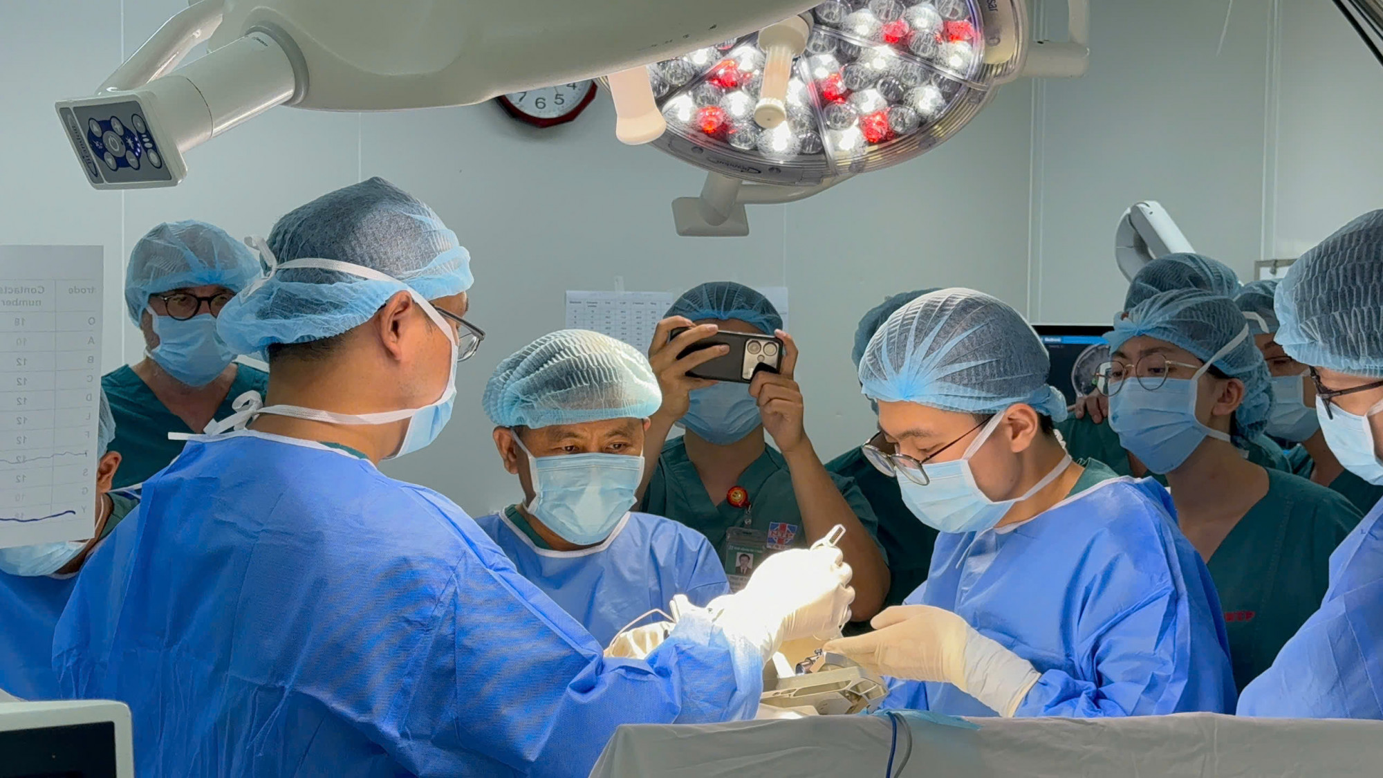 &Ecirc;-k&iacute;p b&aacute;c sĩ Bệnh viện Nguyễn Tri Phương thực hiện phương ph&aacute;p SEEG điều trị động kinh cho nữ bệnh nh&acirc;n, ảnh BVCC