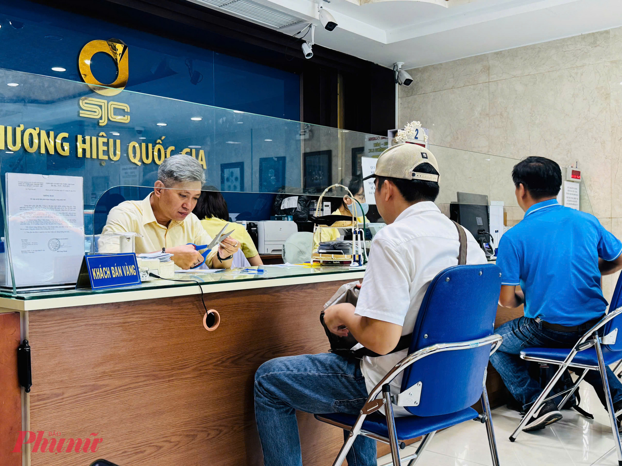 Gi&aacute; v&agrave;ng trong nước giảm mạnh, nhiều người lại xếp h&agrave;ng b&aacute;n v&agrave;ng - Ảnh: Thanh Hoa
