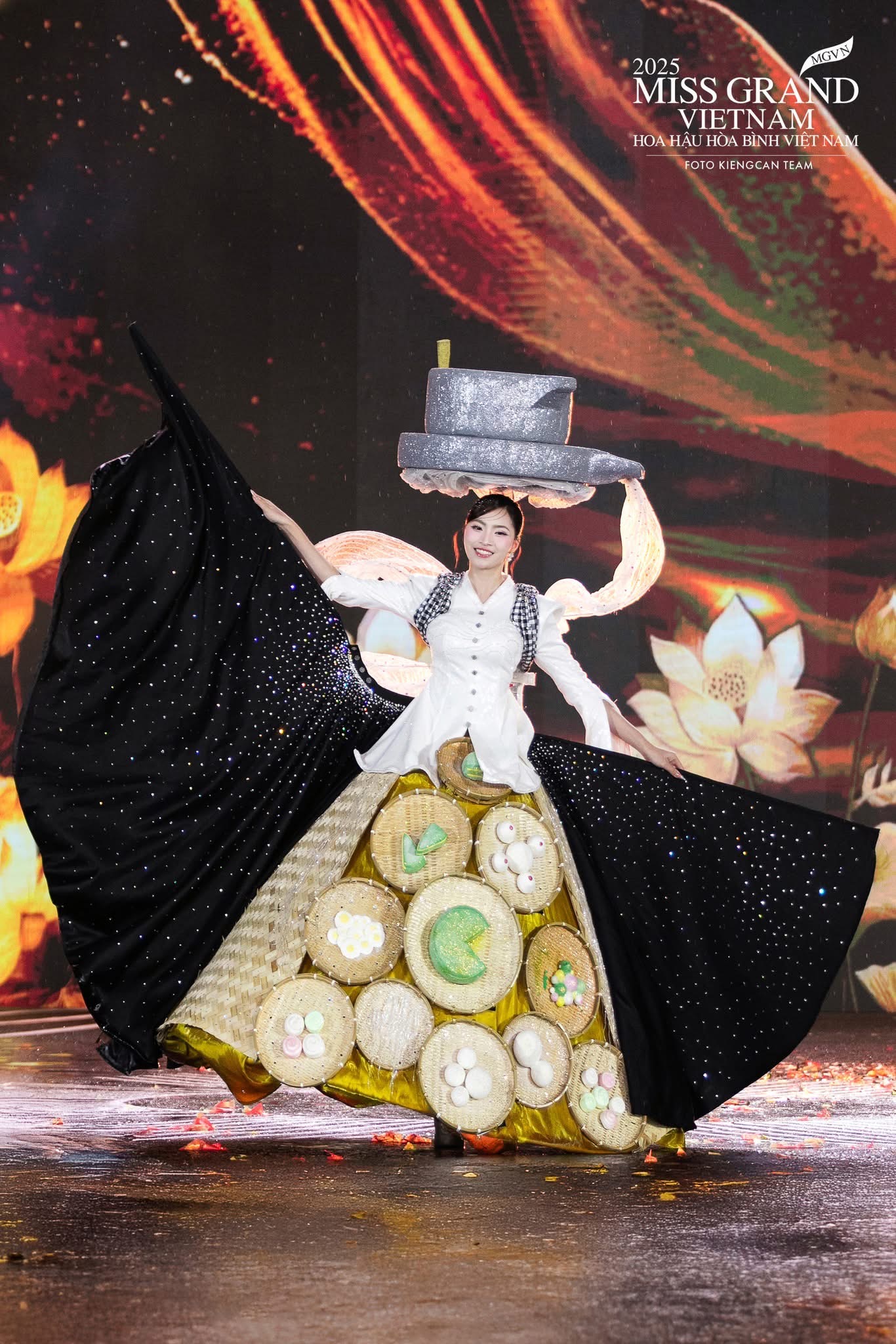 Bộ c&aacute;nh Tinh kh&ocirc;i nghề bột của t&aacute;c giả Nguyễn Phước Thịnh mang th&ocirc;ng điệp &yacute; nghĩa khi t&ocirc;n vinh n&eacute;t đẹp ẩm thực truyền thống Việt Nam, đặc biệt l&agrave; nghề l&agrave;m b&aacute;nh bột - một di sản gắn b&oacute; với đời sống d&acirc;n d&atilde; của người d&acirc;n Nam Bộ. C&aacute;c chi tiết như mẹt tre, b&aacute;nh bột nhiều m&agrave;u sắc được đưa v&agrave;o trang phục tạo cảm gi&aacute;c sinh động v&agrave; gần gũi. Tuy nhi&ecirc;n, thiết kế lại nặng nề v&agrave; nhiều chi tiết rườm r&agrave;, khiến tổng thể trở n&ecirc;n cồng kềnh. Phần ch&acirc;n v&aacute;y rộng kết hợp c&aacute;c m&acirc;m b&aacute;nh khiến người mặc kh&oacute; di chuyển linh hoạt, trong khi phần mũ đội đầu qu&aacute; lớn g&acirc;y mất c&acirc;n đối.