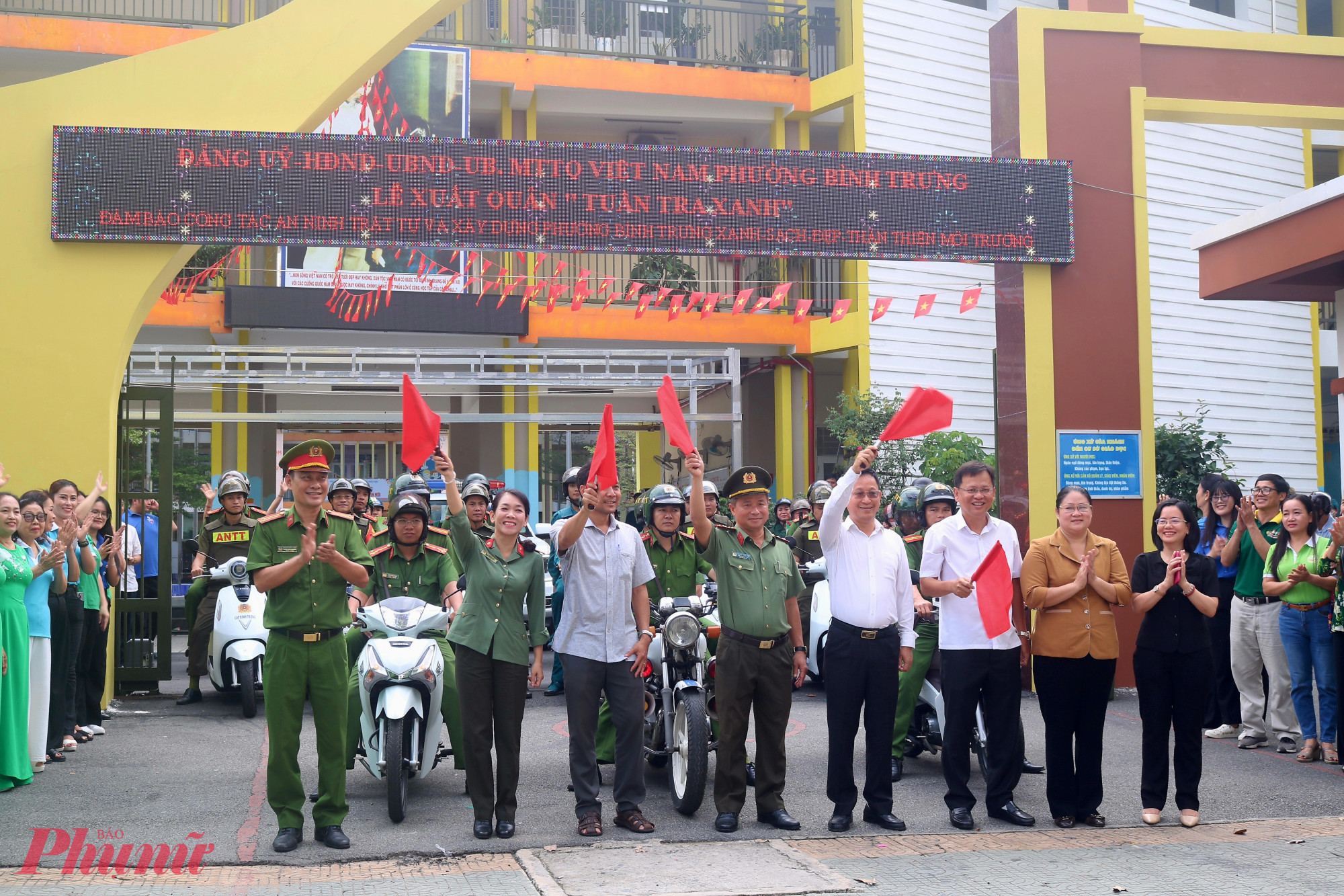 L&atilde;nh đạo phường B&igrave;nh Trưng phất cờ hiệu lệnh cho tổ &ldquo;Tuần tra xanh&rdquo; xuất ph&aacute;t - Ảnh: Mẫn Nhi