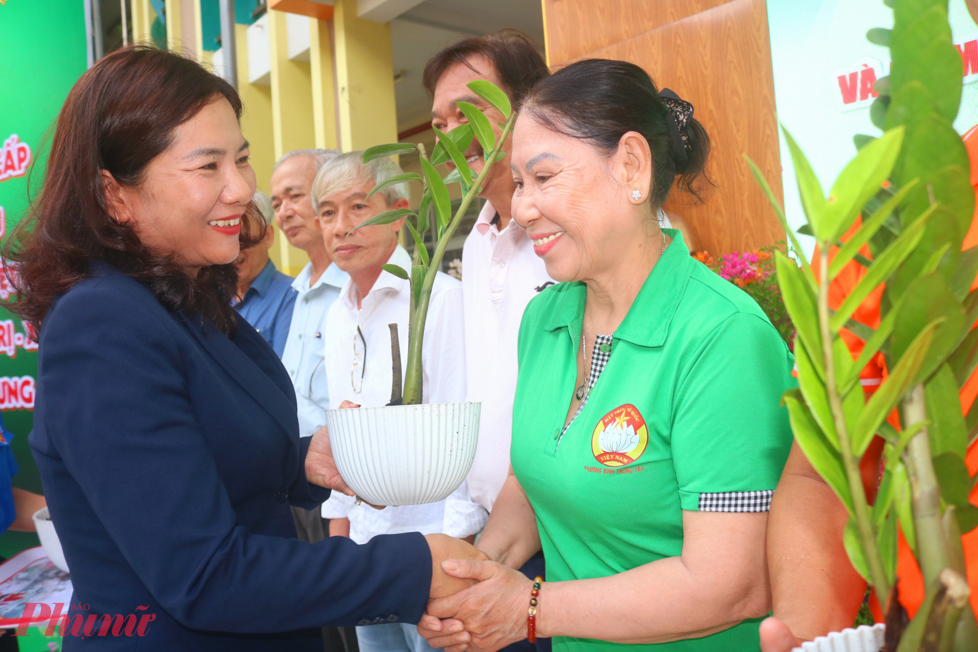 Ban tổ chức tặng 55 khu phố tr&ecirc;n địa b&agrave;n những chậu hoa giấy, sen đ&aacute;, kim ph&aacute;t t&agrave;i, phi yến, đất sạch v&agrave; chậu trồng hoa. Trong ảnh l&agrave; b&agrave; Nguyễn Thị Ngọc Linh &ndash; Ph&oacute; chủ tịch Hội LHPN TPHCM &ndash; trao c&aacute;c chậu c&acirc;y v&agrave; động vi&ecirc;n c&aacute;c c&ocirc; ch&uacute; đại diện mỗi khu phố c&ugrave;ng h&agrave;nh động, vận động người d&acirc;n hưởng ứng phong tr&agrave;o x&acirc;y dựng &ldquo;B&igrave;nh Trưng mu&ocirc;n sắc hoa&rdquo; - Ảnh: Mẫn Nhi