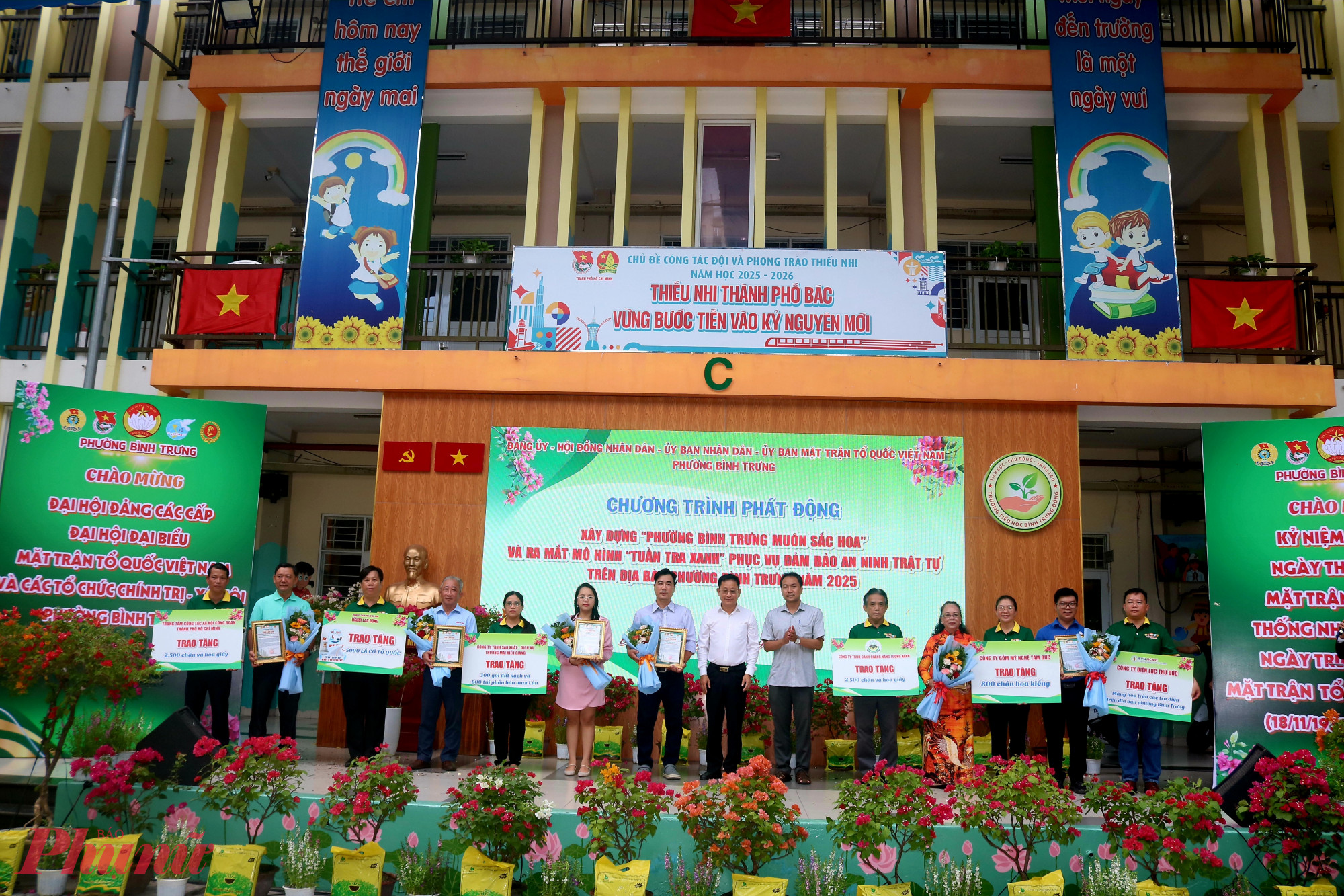 Hưởng ứng phong tr&agrave;o, B&aacute;o Người lao động tặng phường B&igrave;nh Trưng 5.000 l&aacute; cờ Tổ quốc. Nhiều đơn vị kh&aacute;c cũng đồng h&agrave;nh c&ugrave;ng địa phương bằng những c&ocirc;ng tr&igrave;nh, phần qu&agrave; thiết thực l&agrave; tạo mảng tường hoa tr&ecirc;n c&aacute;c trụ điện, tặng đất sạch v&agrave; ph&acirc;n b&oacute;n, tặng chậu c&acirc;y kiểng, chậu hoa giấy - Ảnh: Mẫn Nhi