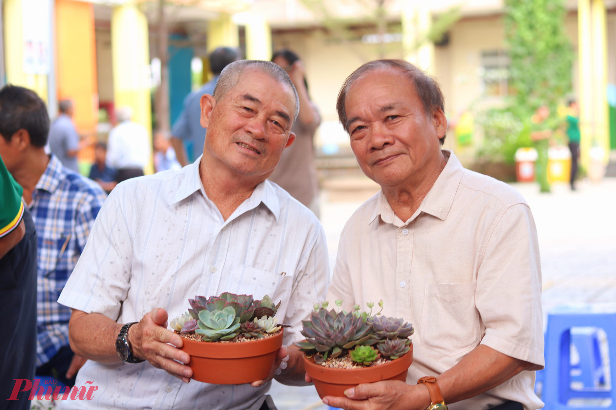 Đại diện c&aacute;c khu phố tr&ecirc;n địa b&agrave;n phường B&igrave;nh Trưng nhận chậu c&acirc;y, chậu hoa từ ban tổ chức v&agrave; c&ugrave;ng thể hiện quyết t&acirc;m g&oacute;p sức x&acirc;y dựng &ldquo;B&igrave;nh Trưng mu&ocirc;n sắc hoa&rdquo; - Ảnh: Mẫn Nhi