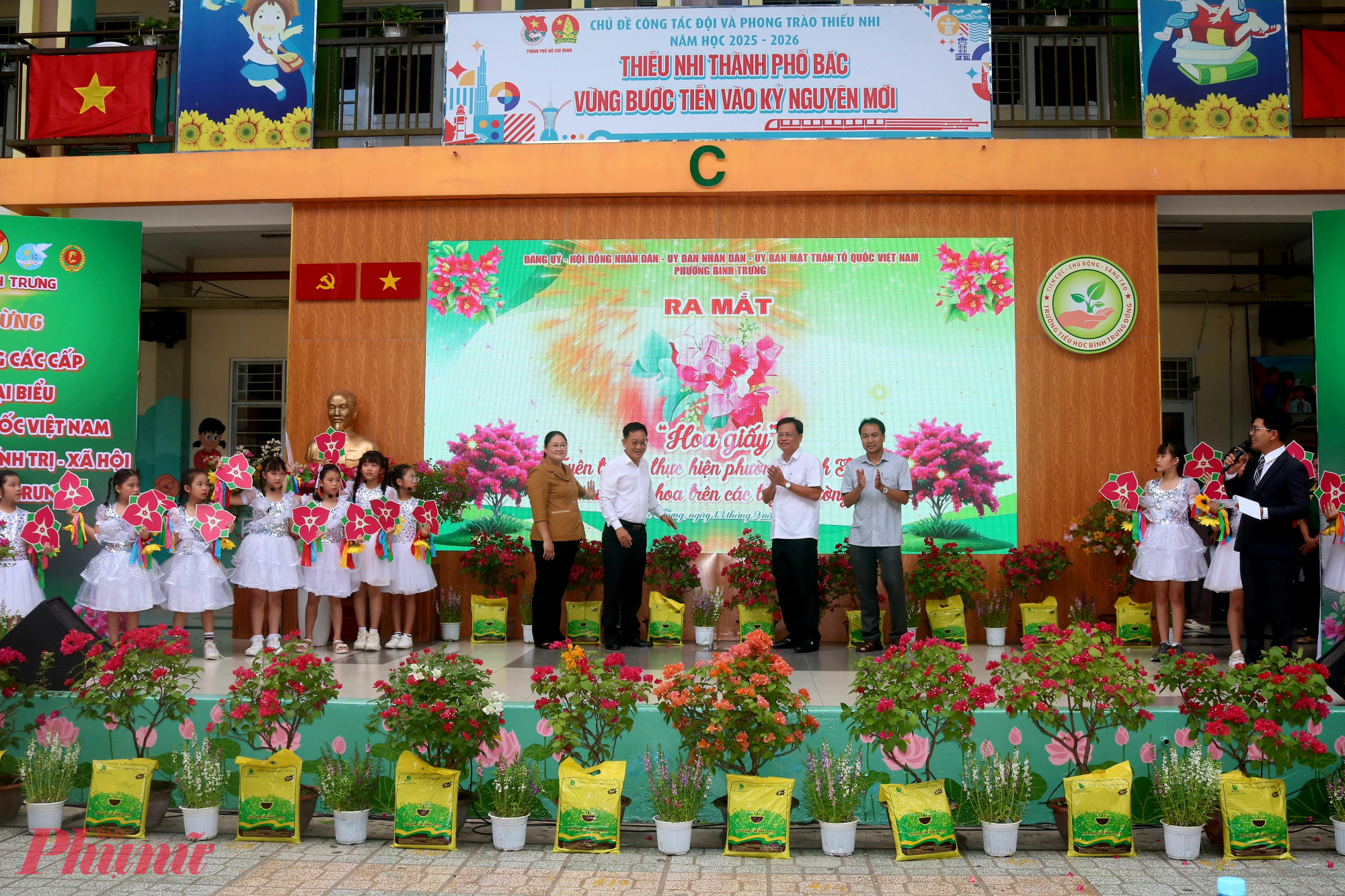 Phường B&igrave;nh Trưng ra mắt biểu tượng hoa giấy để đồng h&agrave;nh c&ugrave;ng phong tr&agrave;o x&acirc;y dựng &ldquo;B&igrave;nh Trưng mu&ocirc;n sắc hoa&rdquo; - Ảnh: Mẫn Nhi