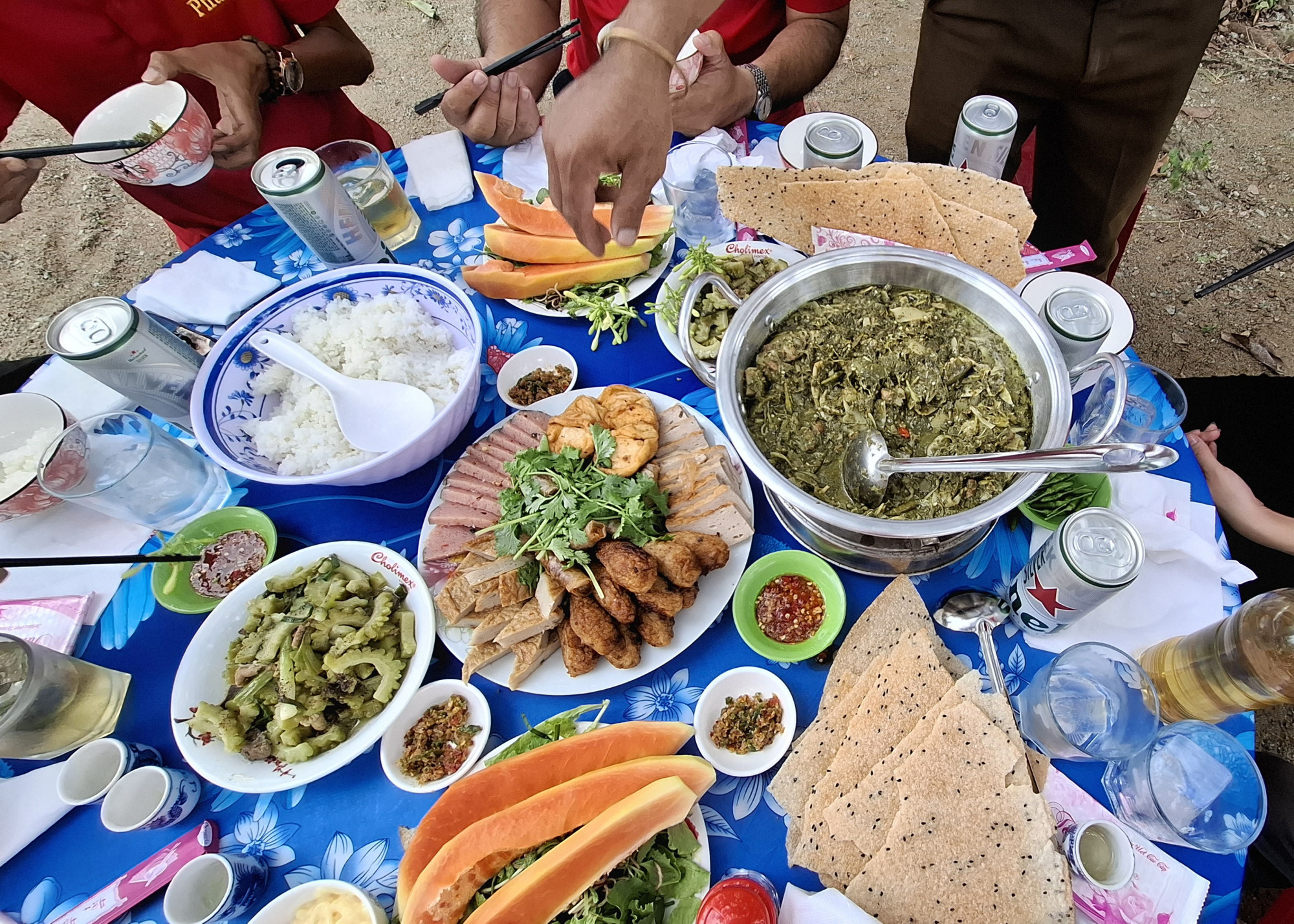 Nồi l&aacute; sắn kho.